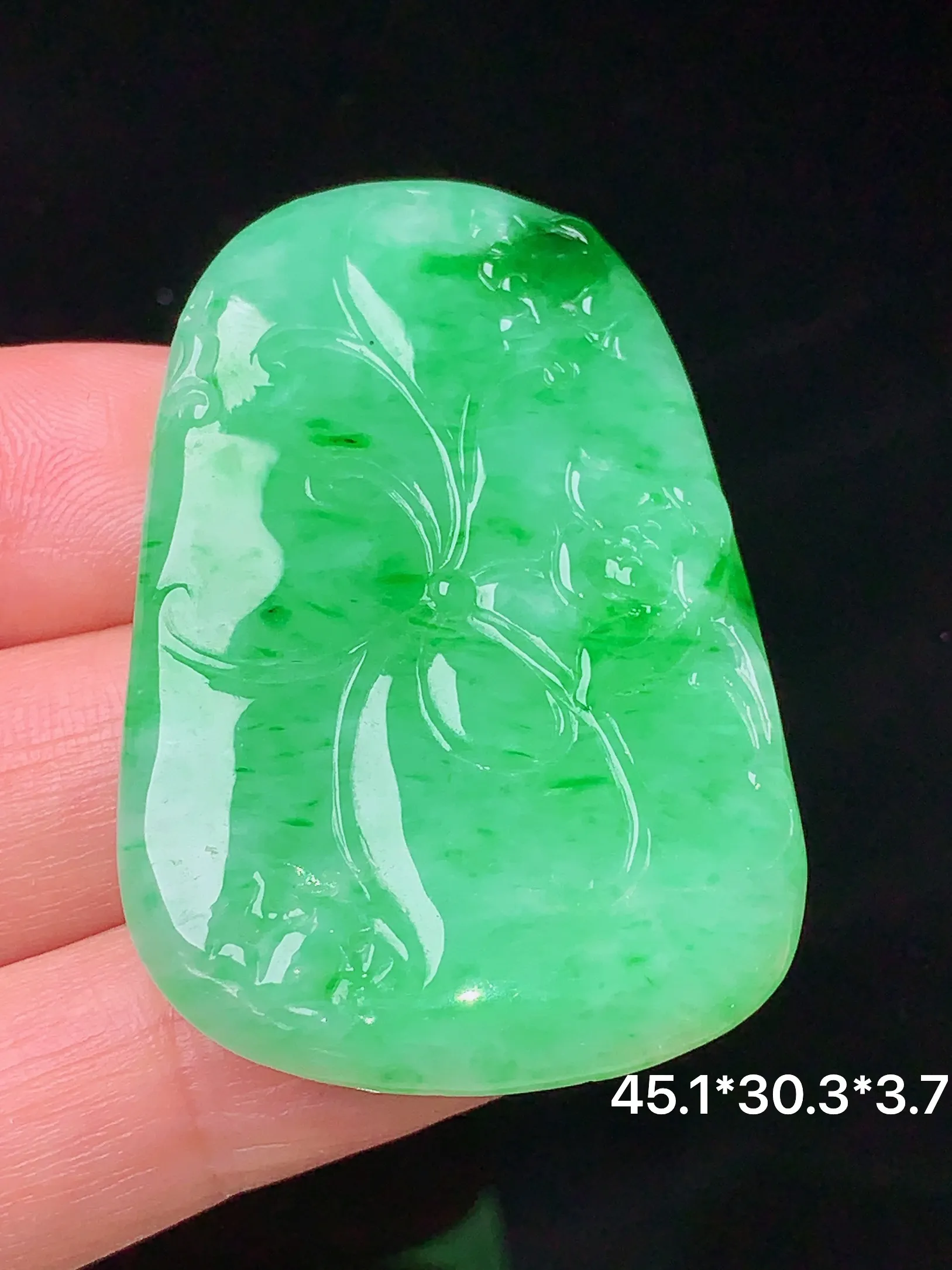 翠绿荷叶吊坠 玉质细腻 色泽清新艳丽 整体尺寸45.1*30.3*3.7