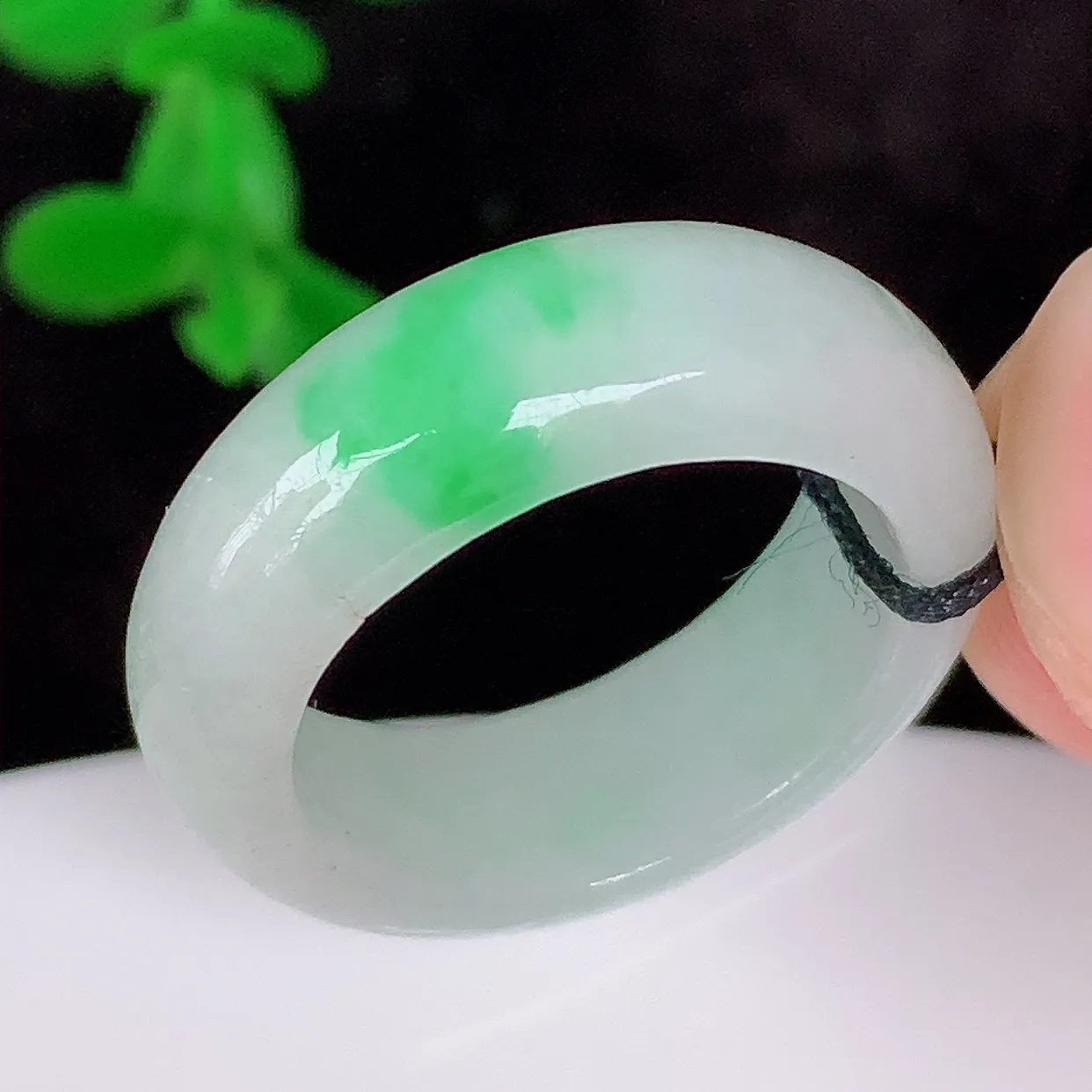 自然光实拍，冰润冰糯种飘阳绿17mm内径翡翠指环，玉戒指，玉质莹润，好精美好冰润的指环，12圈口，上手纤巧！#1.24