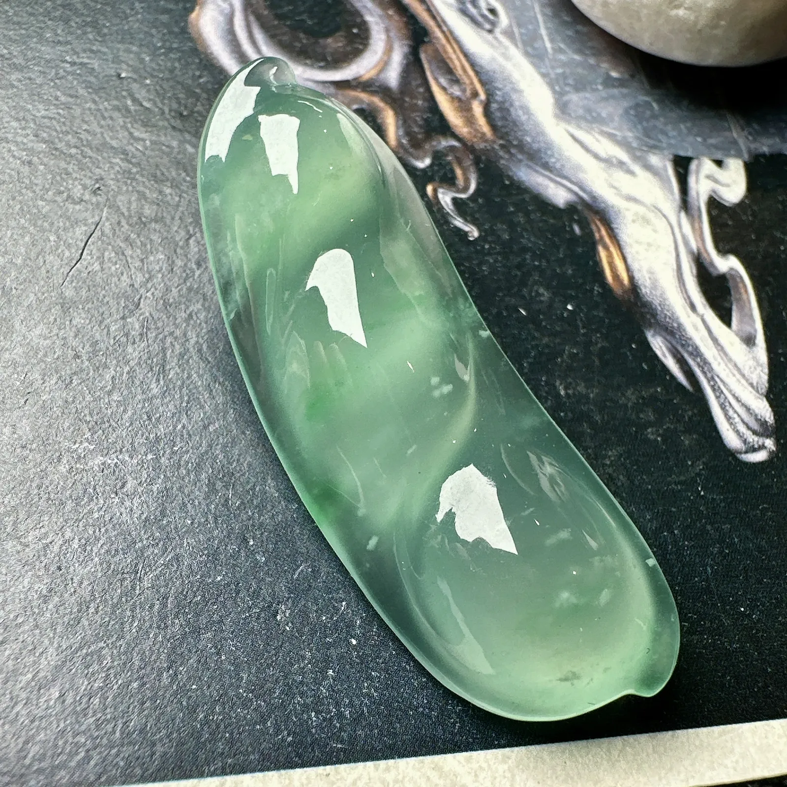 【玻璃飘绿大福豆】造型别致，饱满圆润，光泽度好，晶莹剔透，难得的精品。
