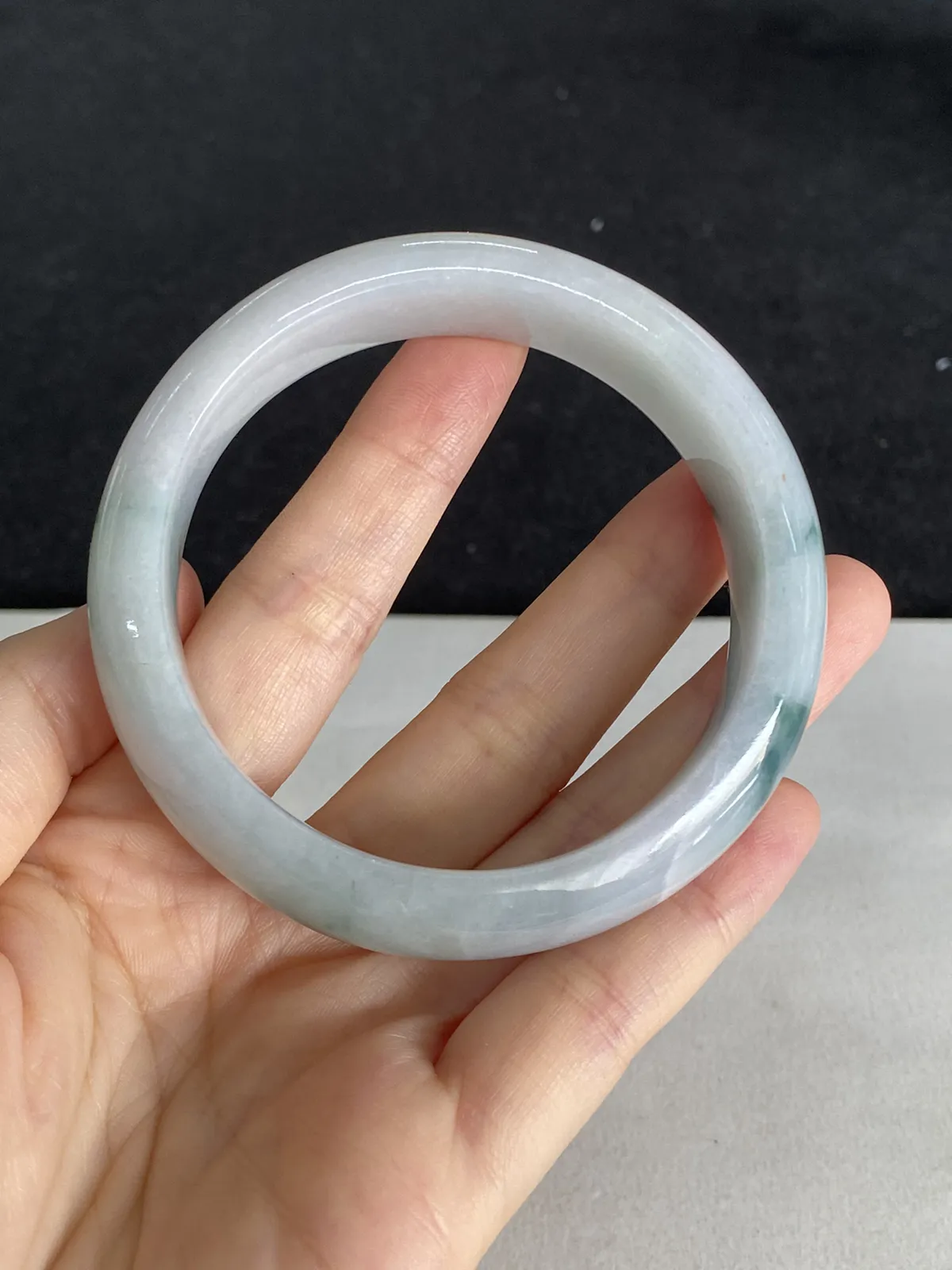 正圈57圈口，翡翠糯化种飘绿手镯