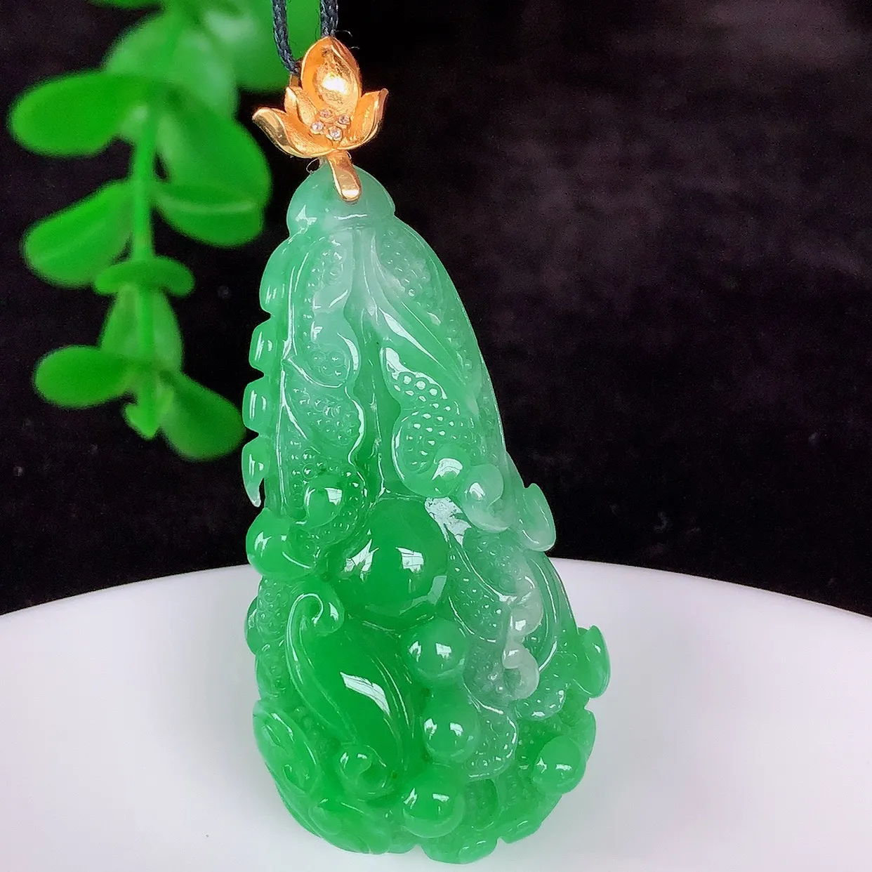 自然光实拍，18K金镶嵌冰润冰糯种飘阳绿翡翠招百财白菜吊坠，百财聚来，财源滚滚，色泽鲜艳，精工水润的白菜，性价比高！#1.24整体46.8*裸石39.5*20.8*10