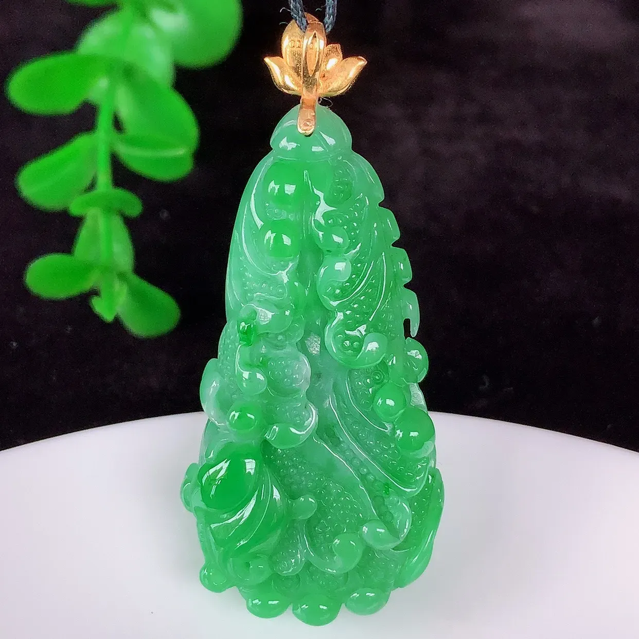 自然光实拍，18K金镶嵌冰润冰糯种飘阳绿翡翠招百财白菜吊坠，百财聚来，财源滚滚，色泽鲜艳，精工水润的白菜，性价比高！#1.24整体46.8*裸石39.5*20.8*10