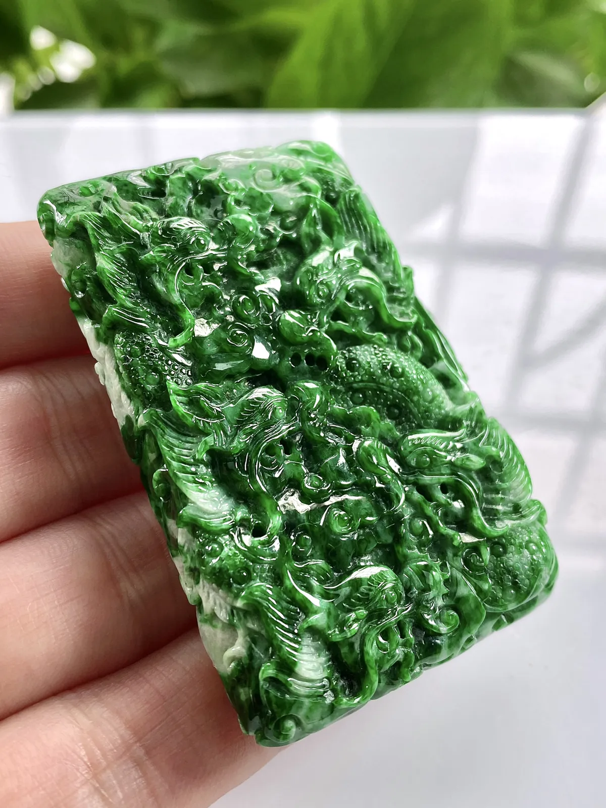 缅甸天然翡翠A货，大师工艺精雕水润满绿辣绿九龙牌吊坠挂件，尺寸：65.3/42.5/12.8mm重量：80.55g
