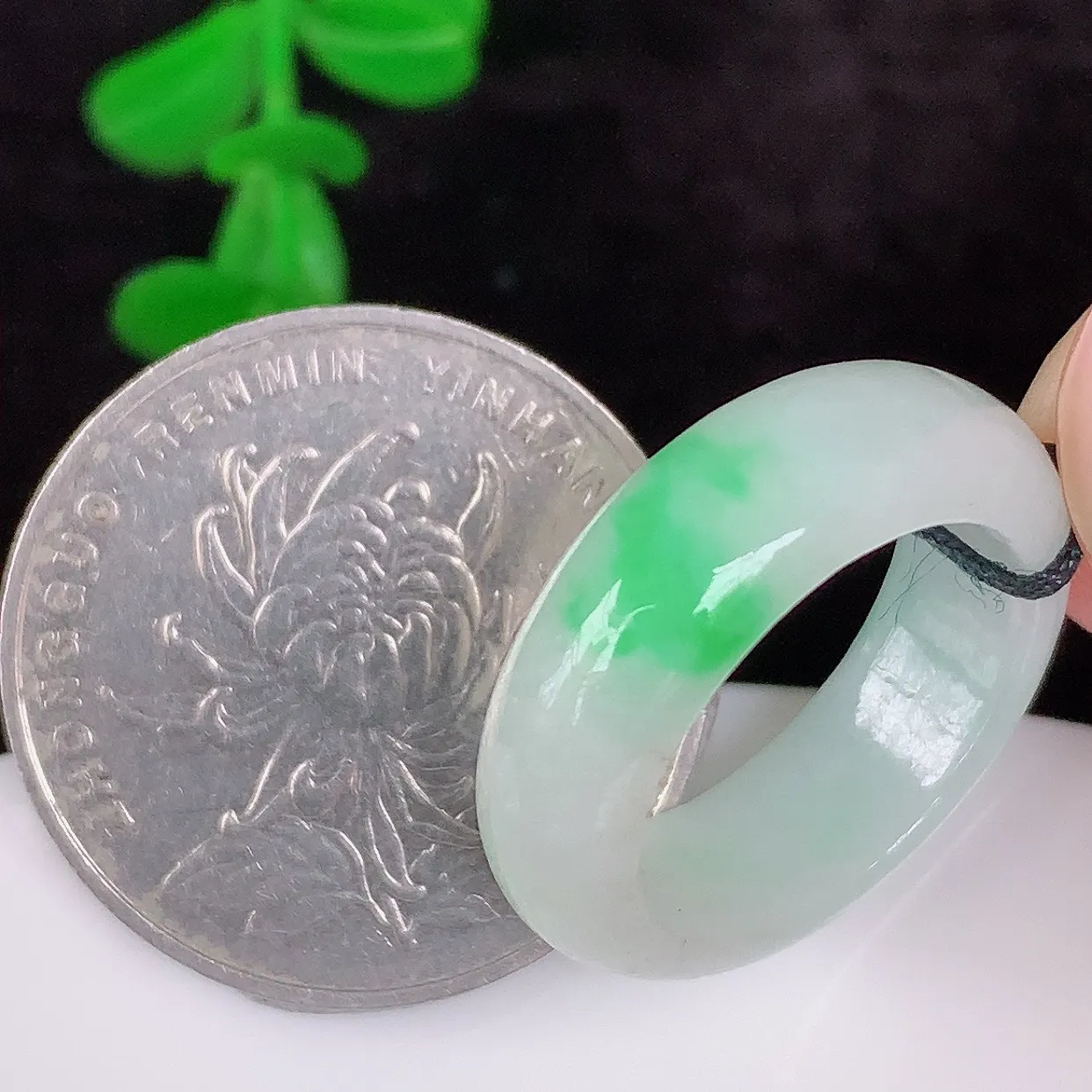 自然光实拍，冰润冰糯种飘阳绿17mm内径翡翠指环，玉戒指，玉质莹润，好精美好冰润的指环，12圈口，上手纤巧！#1.24