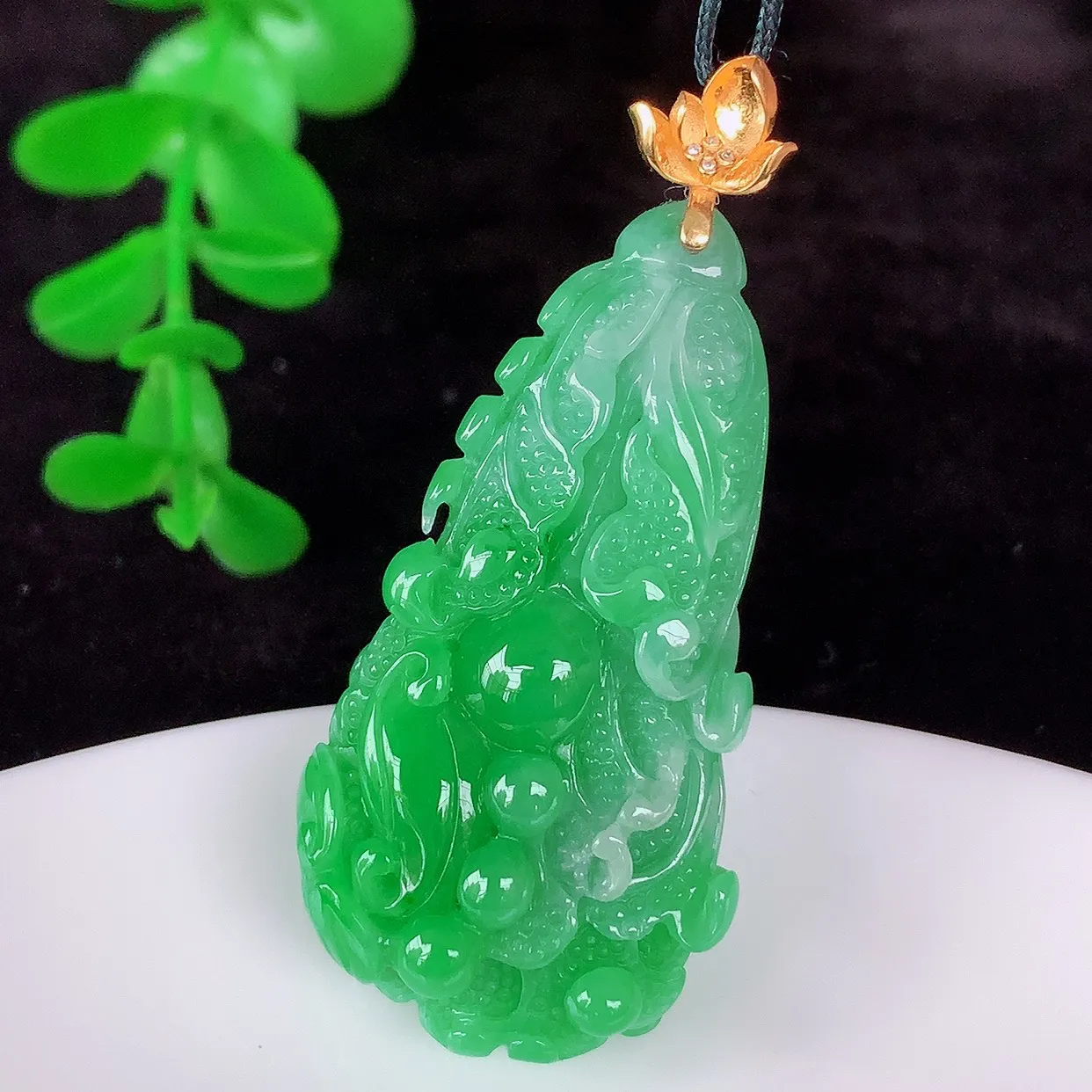 自然光实拍，18K金镶嵌冰润冰糯种飘阳绿翡翠招百财白菜吊坠，百财聚来，财源滚滚，色泽鲜艳，精工水润的白菜，性价比高！#1.24整体46.8*裸石39.5*20.8*10