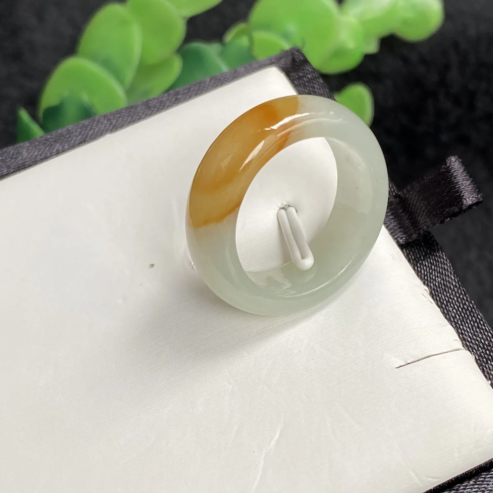 推荐【19圈黄翡戒指】无纹裂，水润冰透，种水好，细腻，黄翡处种水超好，似一个元宝，圈口18.8，戒圈厚度4，戒指总体尺寸26.3*7.5，超值～～