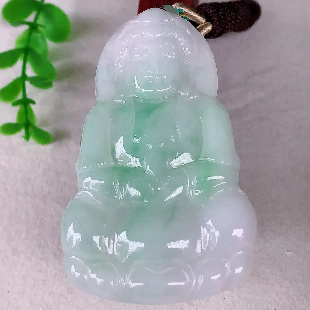 自然光实拍，大件冰糯种飘绿翡翠观音吊坠，赐福翡翠观音，翠色迷人，观音面相端庄，佩戴时尚出众！#46.