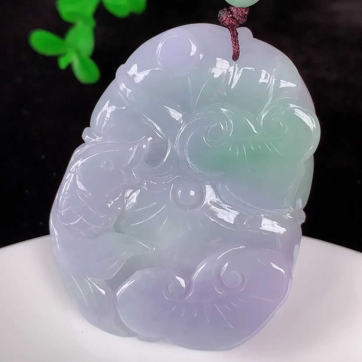 自然光实拍，冰糯种春彩翡翠荷叶鱼、和和美美玉坠，财源广进，自然隐逸、荷本是素不着尘之物，有和美之寓意。#46.24