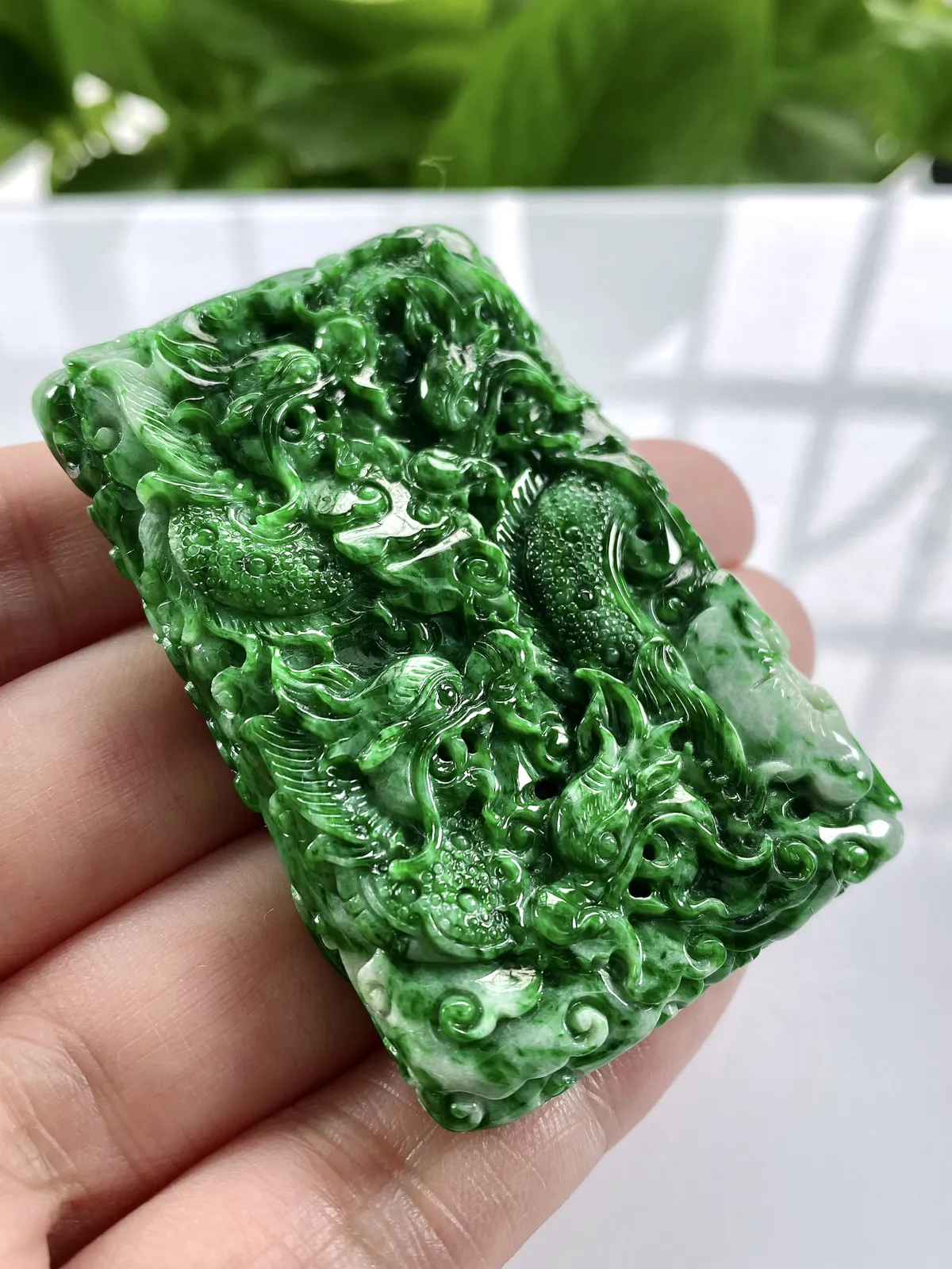 缅甸天然翡翠A货，大师工艺精雕水润满绿辣绿九龙牌吊坠挂件，尺寸：65.3/42.5/12.8mm重量：80.55g
