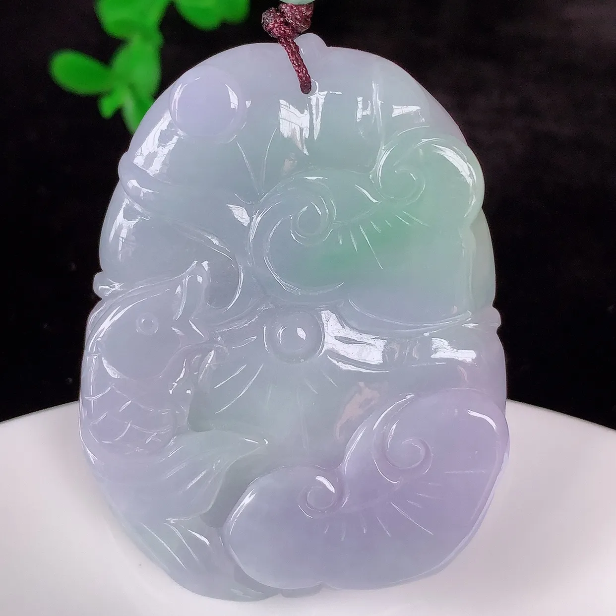 自然光实拍，冰糯种春彩翡翠荷叶鱼、和和美美玉坠，财源广进，自然隐逸、荷本是素不着尘之物，有和美之寓意