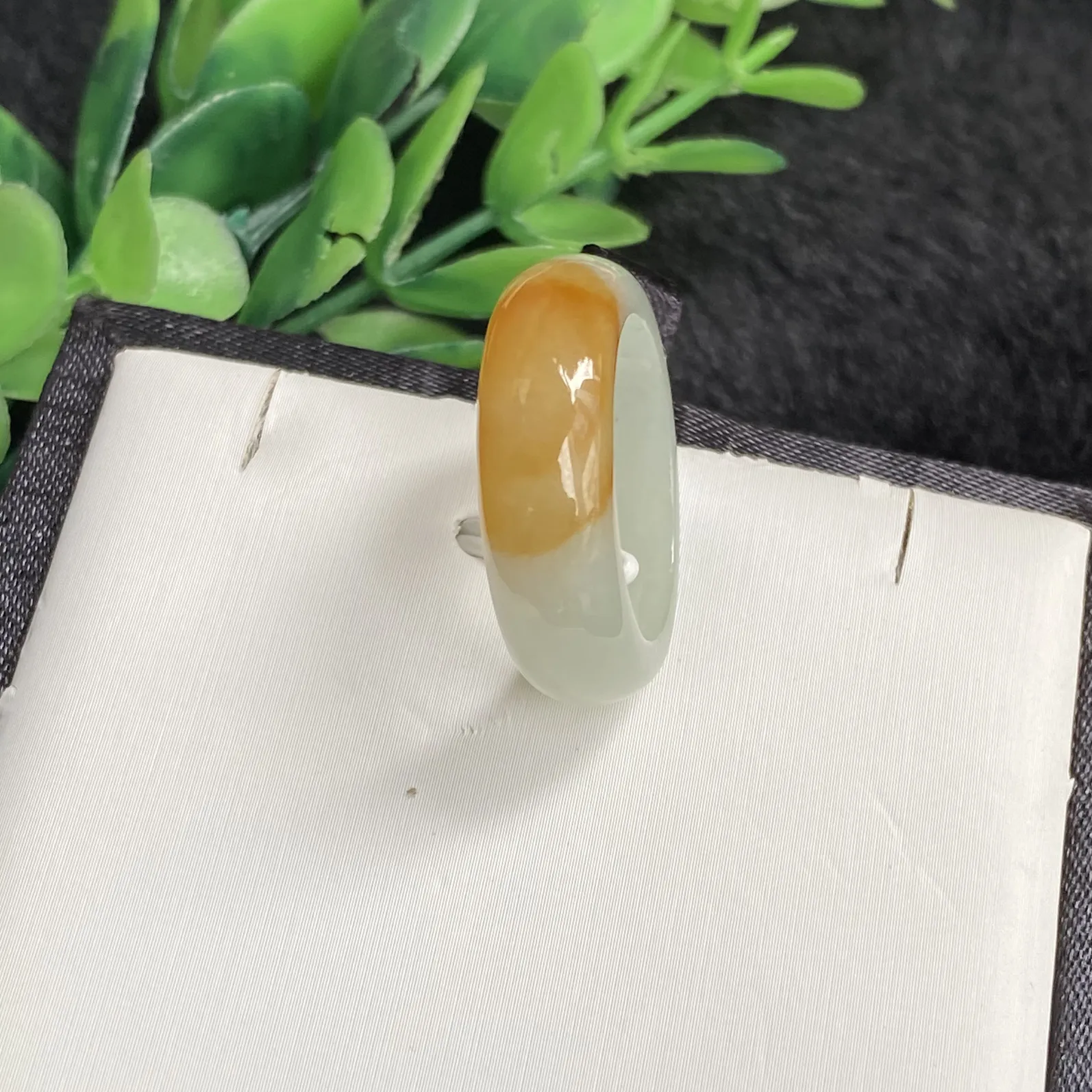 推荐【19圈黄翡戒指】无纹裂，水润冰透，种水好，细腻，黄翡处种水超好，似一个元宝，圈口18.8，戒圈厚度4，戒指总体尺寸26.3*7.5，超值～～
