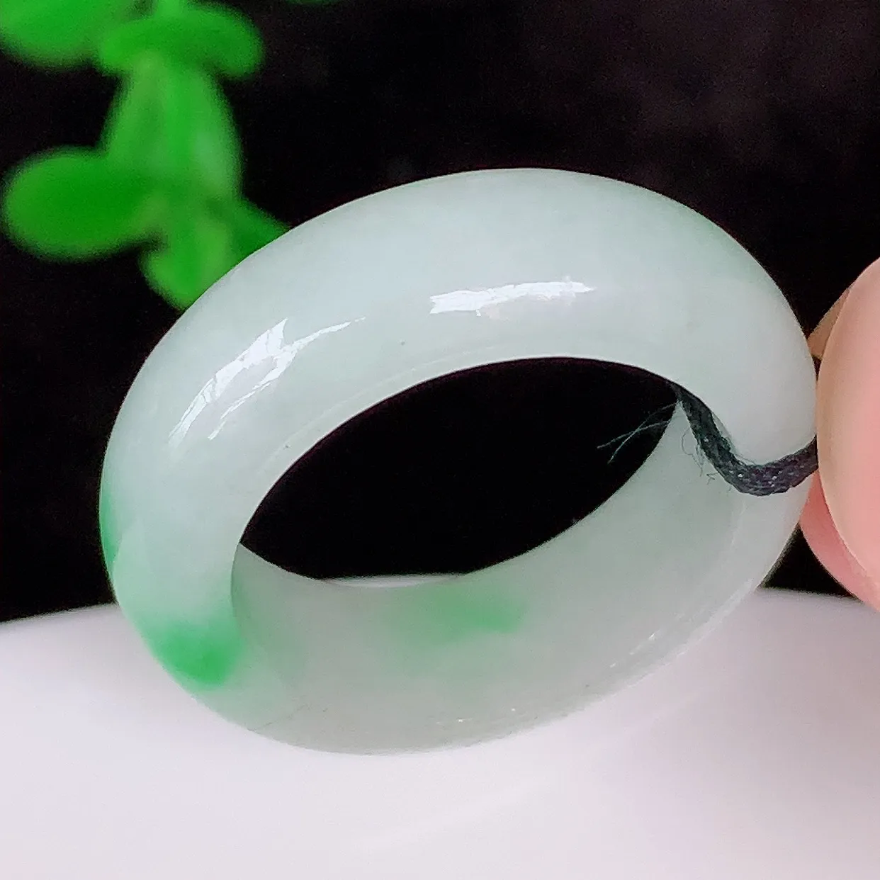 自然光实拍，冰润冰糯种飘阳绿17mm内径翡翠指环，玉戒指，玉质莹润，好精美好冰润的指环，12圈口，上手纤巧！#1.24