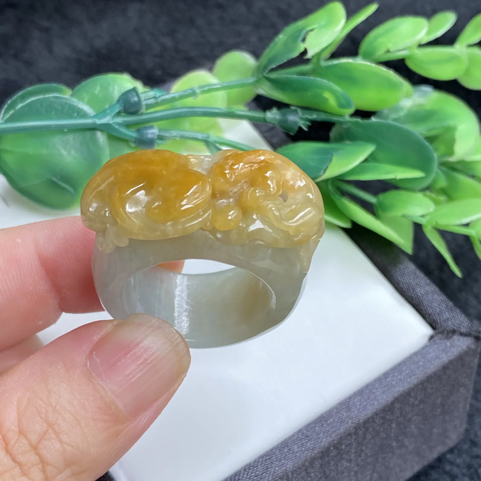 推荐【26圈黄翡貔貅戒指】无纹裂，水润，细腻，总体尺寸35.6*33.5*16.2，戒圈厚度5.6