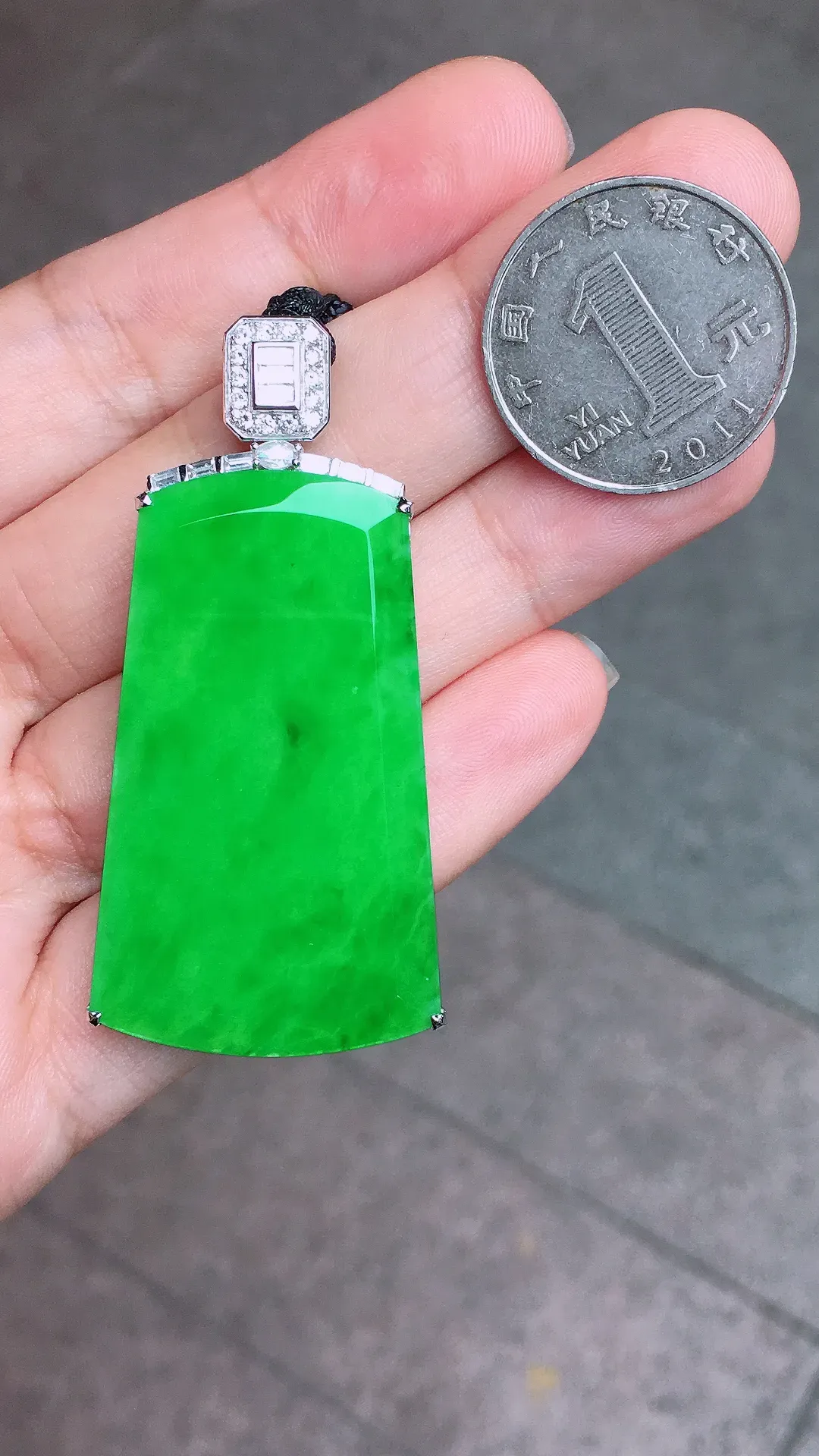 阳绿无事牌吊坠，色泽均匀艳丽，玉质细腻，荧光感超
强，饱满水润，气质满满。18k
金豪华镶嵌