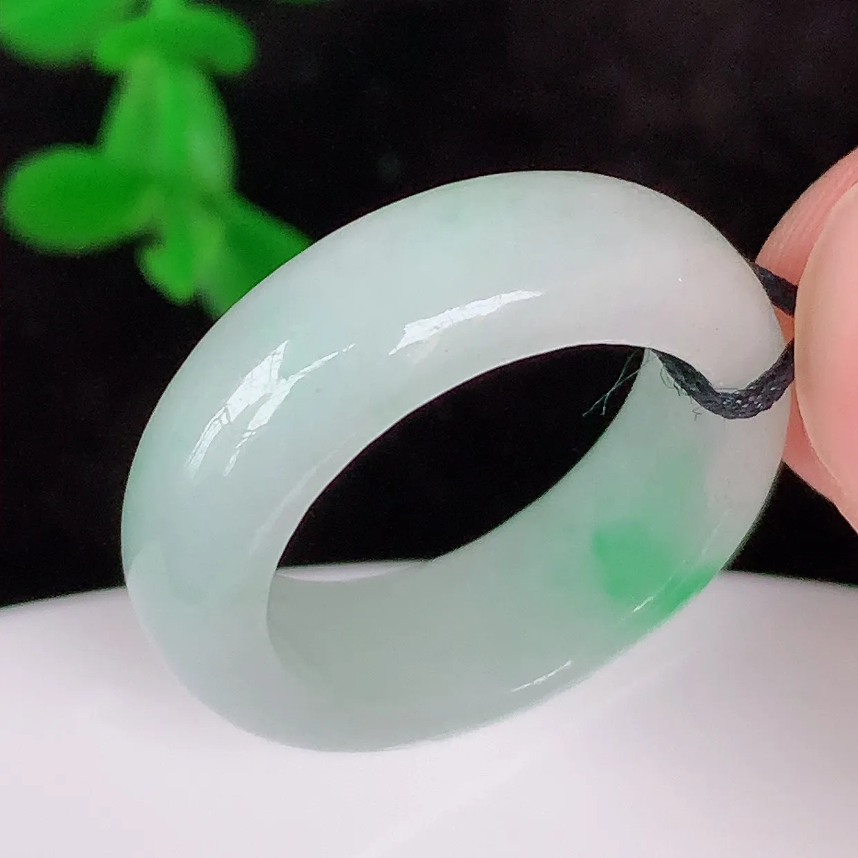 自然光实拍，冰润冰糯种飘阳绿17mm内径翡翠指环，玉戒指，玉质莹润，好精美好冰润的指环，12圈口，上手纤巧！#1.24