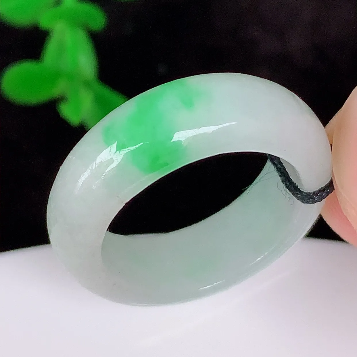 自然光实拍，冰润冰糯种飘阳绿17mm内径翡翠指环，玉戒指，玉质莹润，好精美好冰润的指环，12圈口，上