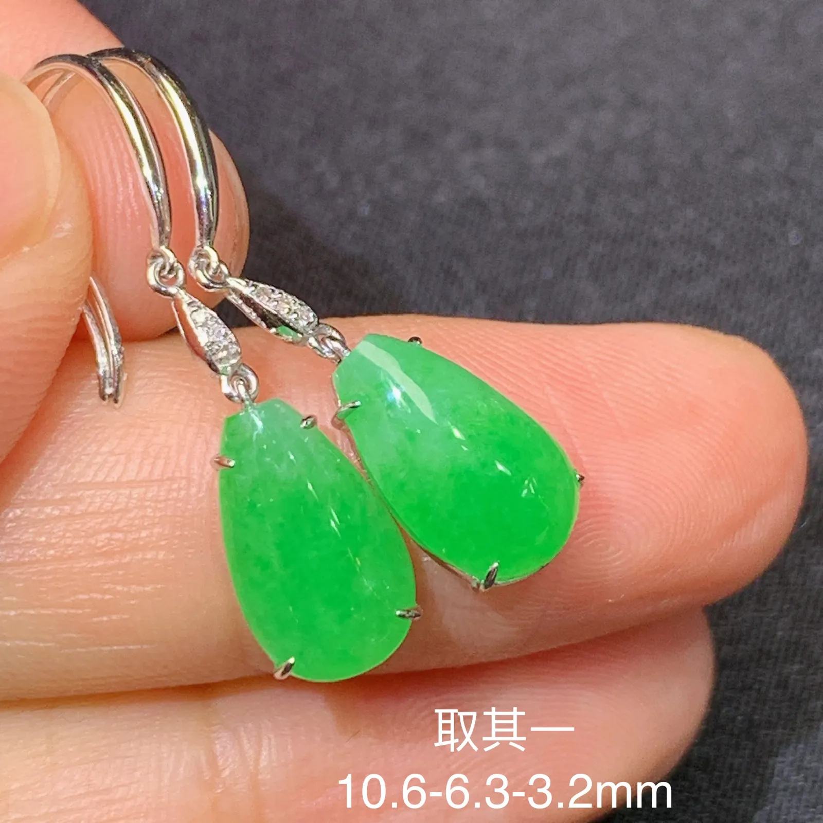冰阳绿水滴耳坠，18k金镶嵌，简约时尚，冰润色阳，种水足 尺寸10.6*6.3*3.3