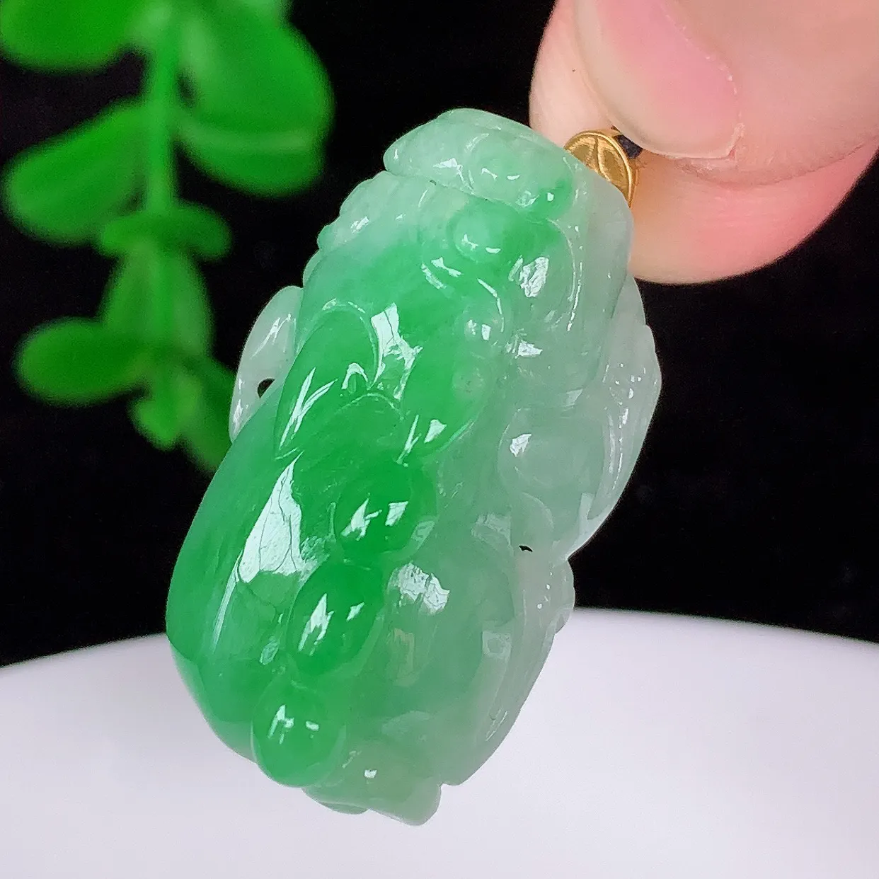 自然光实拍，18K金镶嵌冰润冰糯种飘阳绿翡翠招财貔貅吊坠，民间有“一摸貔貅运程旺盛，再摸貔貅财运滚滚，三摸貔貅平步青云 ”的美好祝愿。#1.24整体28*裸石26*12*12
