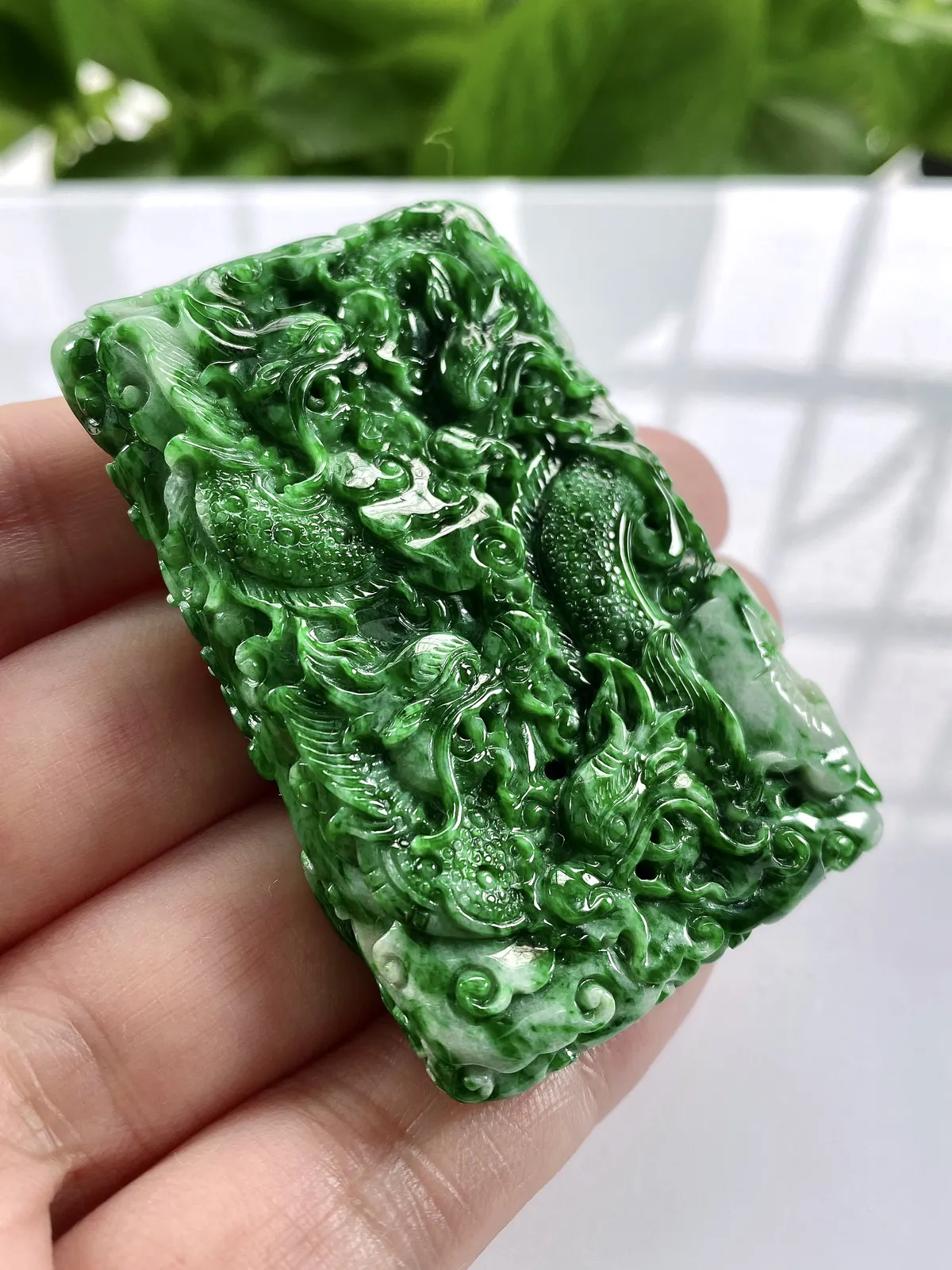 缅甸天然翡翠A货，大师工艺精雕水润满绿辣绿九龙牌吊坠挂件，尺寸：65.3/42.5/12.8mm重量：80.55g