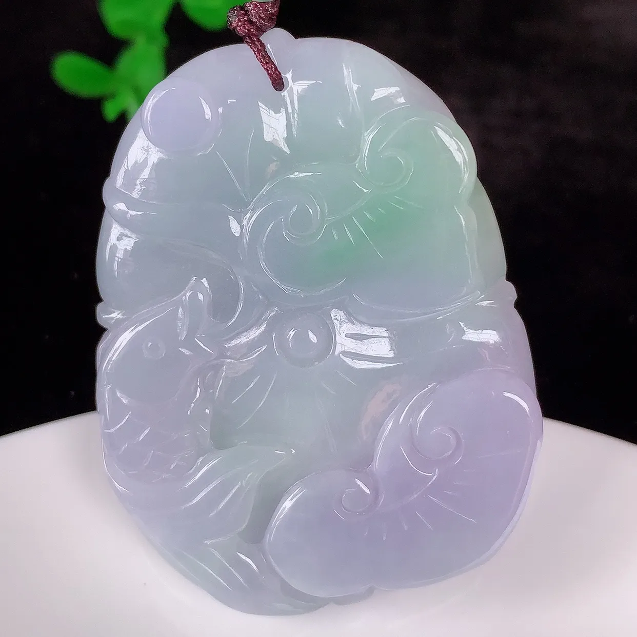 自然光实拍，冰糯种春彩翡翠荷叶鱼、和和美美玉坠，财源广进，自然隐逸、荷本是素不着尘之物，有和美之寓意。#46.24