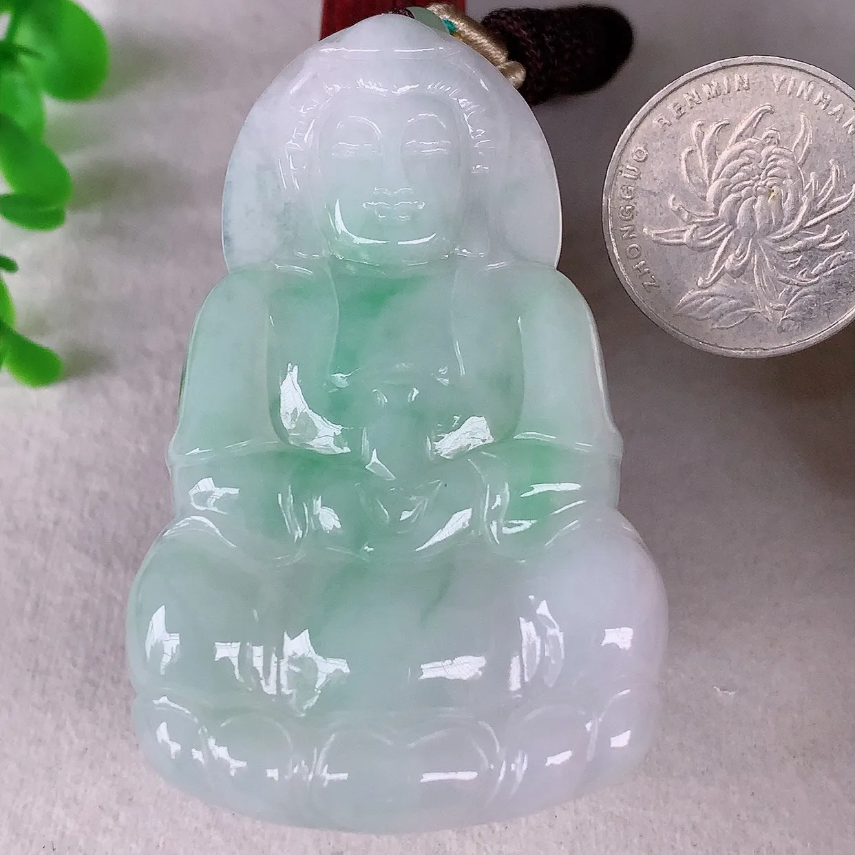 自然光实拍，大件冰糯种飘绿翡翠观音吊坠，赐福翡翠观音，翠色迷人，观音面相端庄，佩戴时尚出众！#46.24
