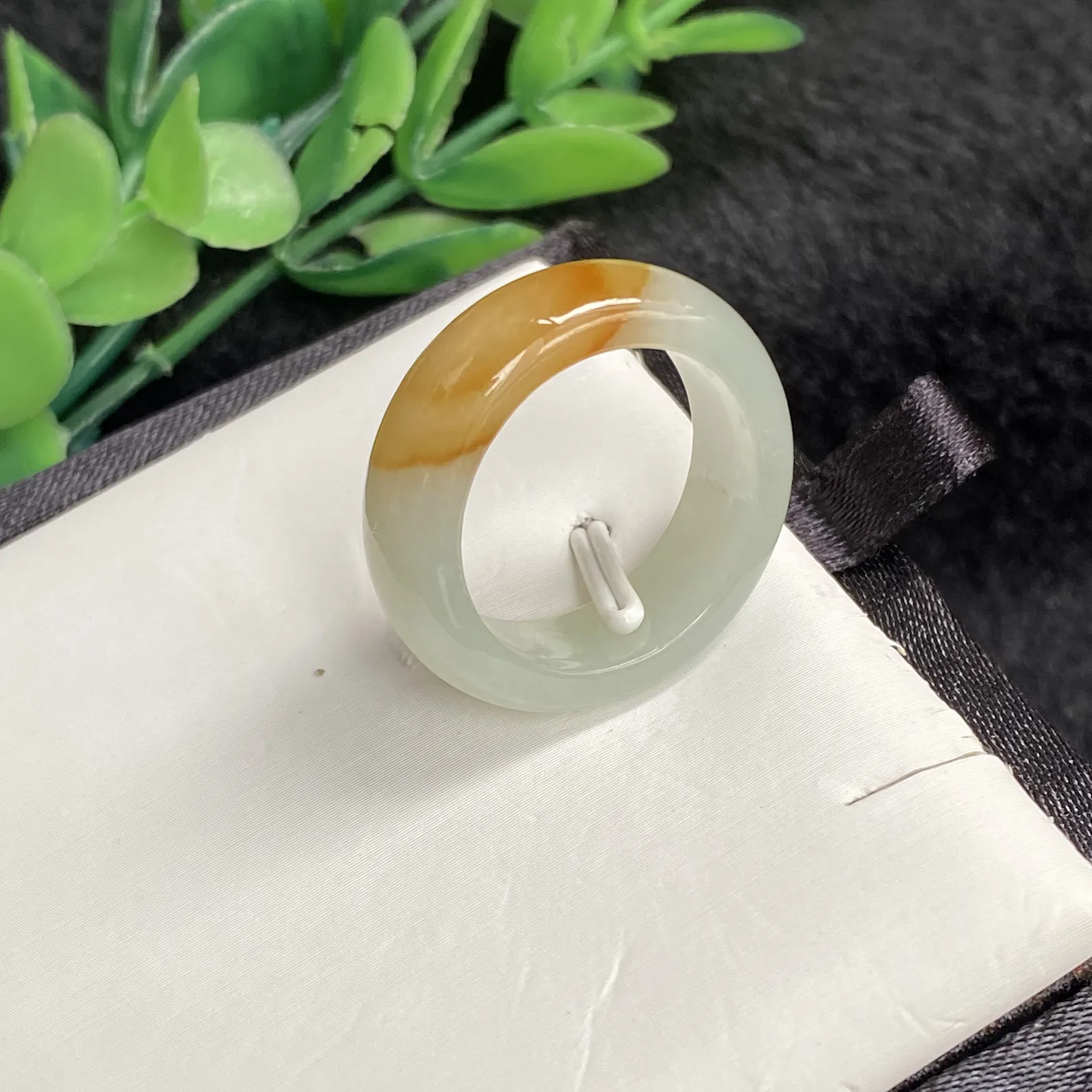 推荐【19圈黄翡戒指】无纹裂，水润冰透，种水好，细腻，黄翡处种水超好，似一个元宝，圈口18.8，戒圈厚度4，戒指总体尺寸26.3*7.5，超值～～