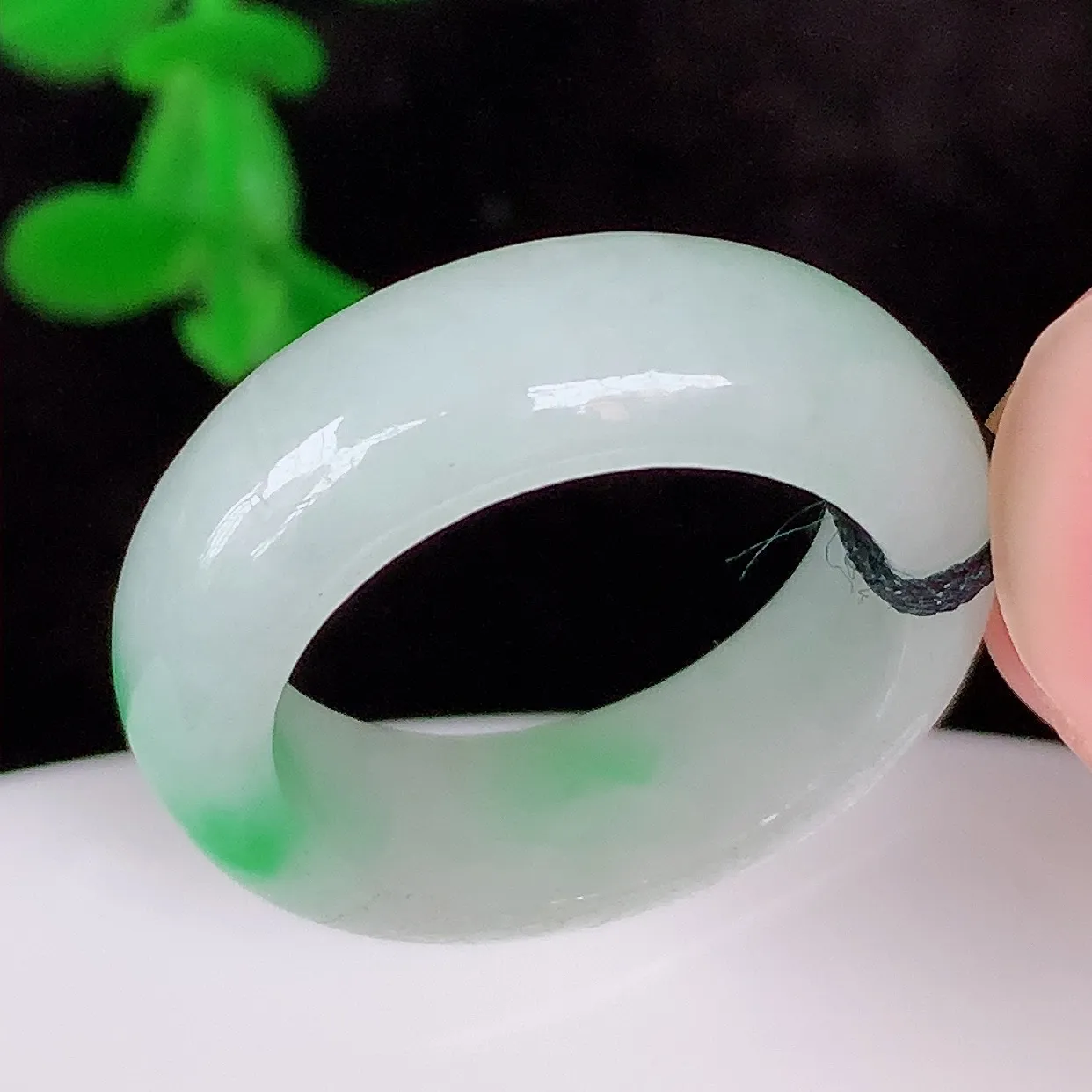 自然光实拍，冰润冰糯种飘阳绿17mm内径翡翠指环，玉戒指，玉质莹润，好精美好冰润的指环，12圈口，上手纤巧！#1.24