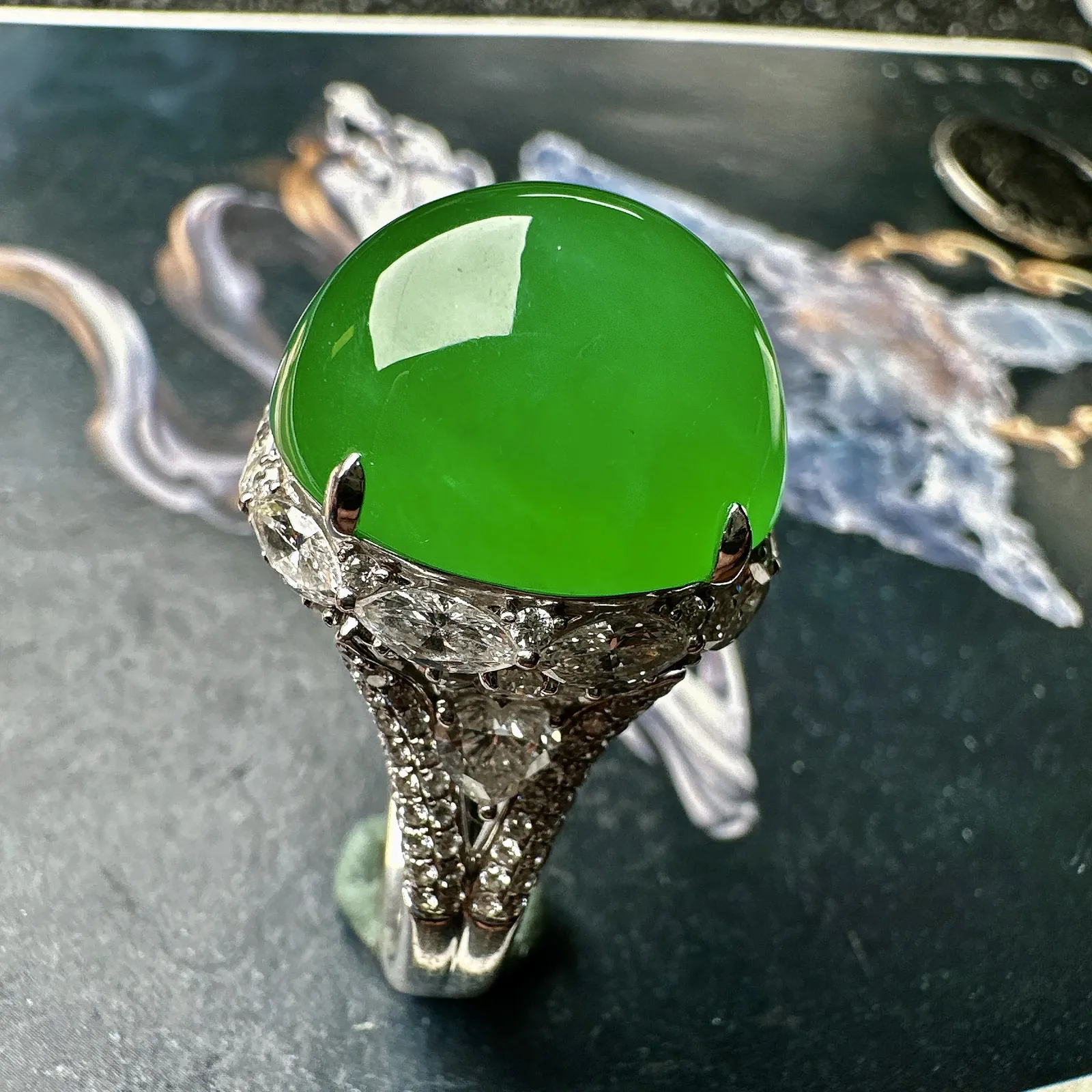 【冰种满绿蛋面戒指】鸽子蛋，珍藏品，晶莹剔透，阳绿色泽，收藏品质，18k金钻镶嵌，裸石尺寸19.4*18*12毫米