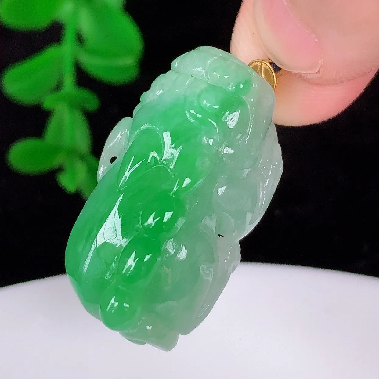 自然光实拍，18K金镶嵌冰润冰糯种飘阳绿翡翠招财貔貅吊坠，民间有“一摸貔貅运程旺盛，再摸貔貅财运滚滚，三摸貔貅平步青云 ”的美好祝愿。#1.24整体28*裸石26*12*12