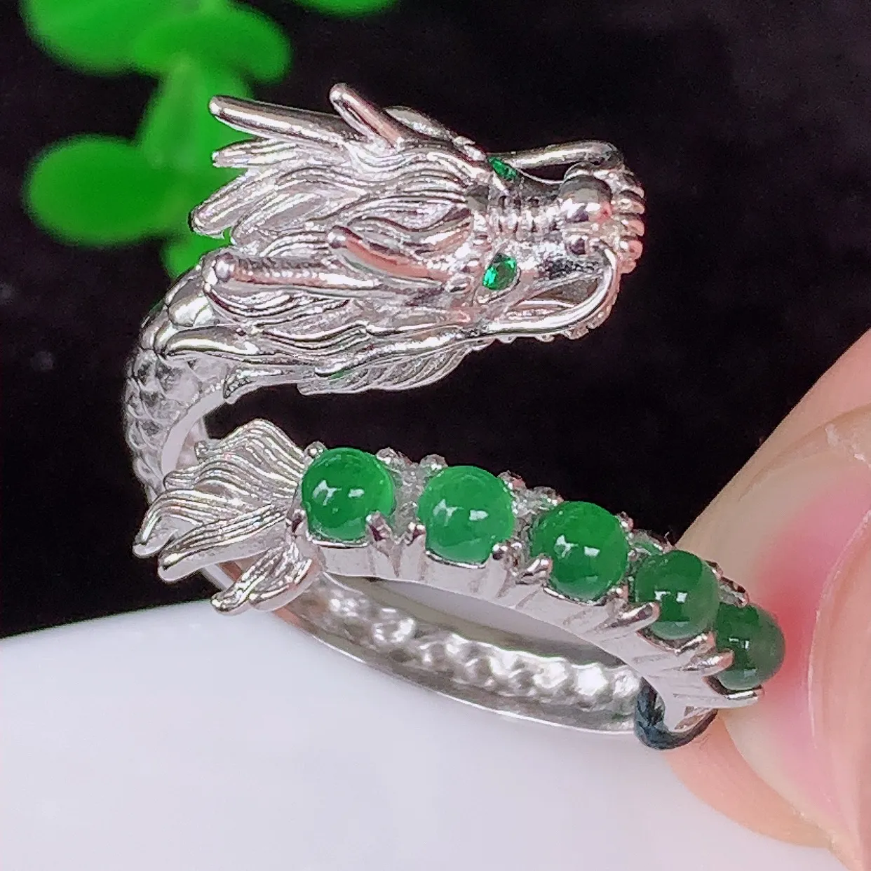 自然光实拍，冰透满绿翡翠925银镶嵌龙戒指，自然光实拍，翠色灵动，颜色漂亮，种老水足，品相佳，佩戴佳品！#98.24内径19*整体30*25*裸石3*3（圈口可调大小）