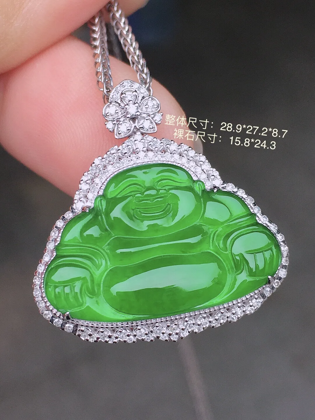 阳绿佛公吊坠，色泽均匀艳丽，玉质细腻，荧光感超
强，饱满水润，气质满满。18k
金豪华镶嵌