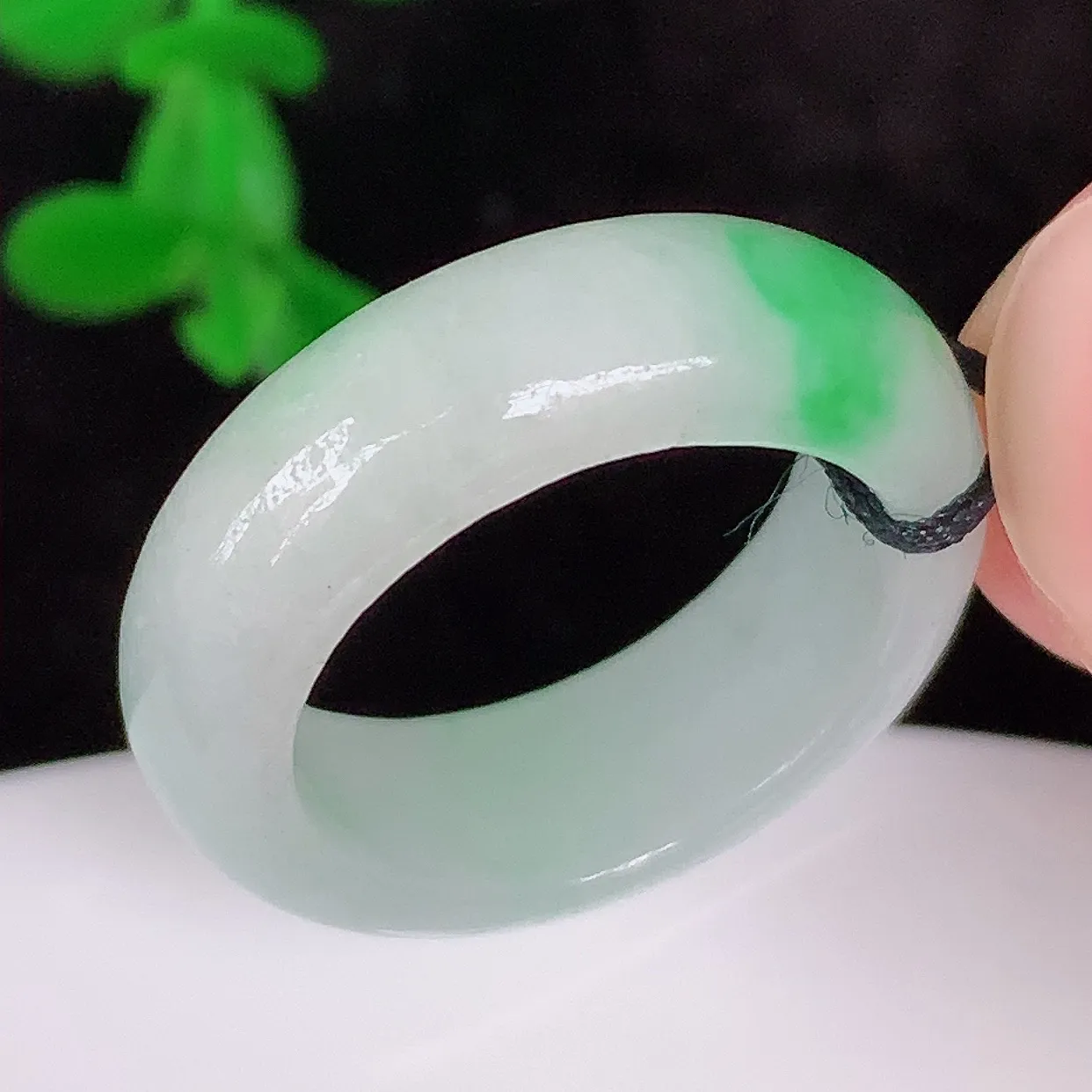 自然光实拍，冰润冰糯种飘阳绿17mm内径翡翠指环，玉戒指，玉质莹润，好精美好冰润的指环，12圈口，上手纤巧！#1.24