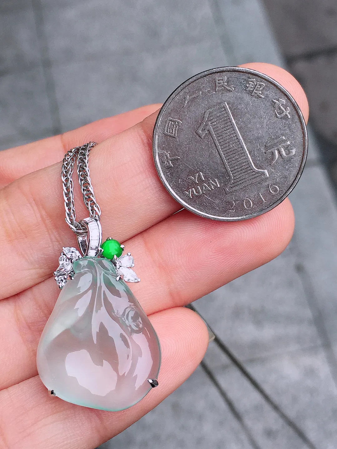 冰种玉叶吊坠，玉质细腻，冰透起胶，饱满水润，气质满满。18k
金豪华镶嵌