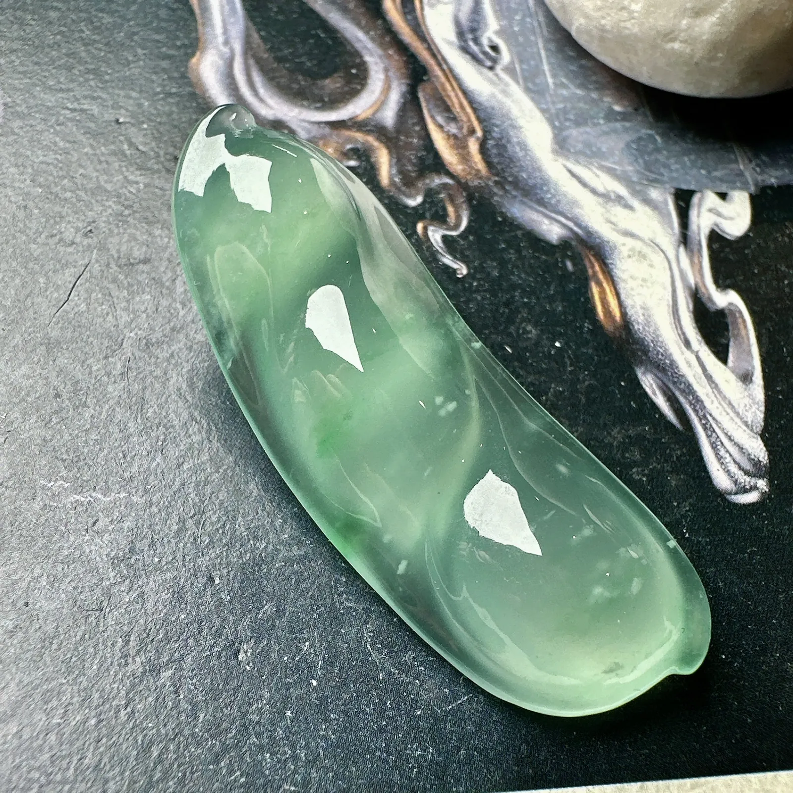 【玻璃飘绿大福豆】造型别致，饱满圆润，光泽度好，晶莹剔透，难得的精品。