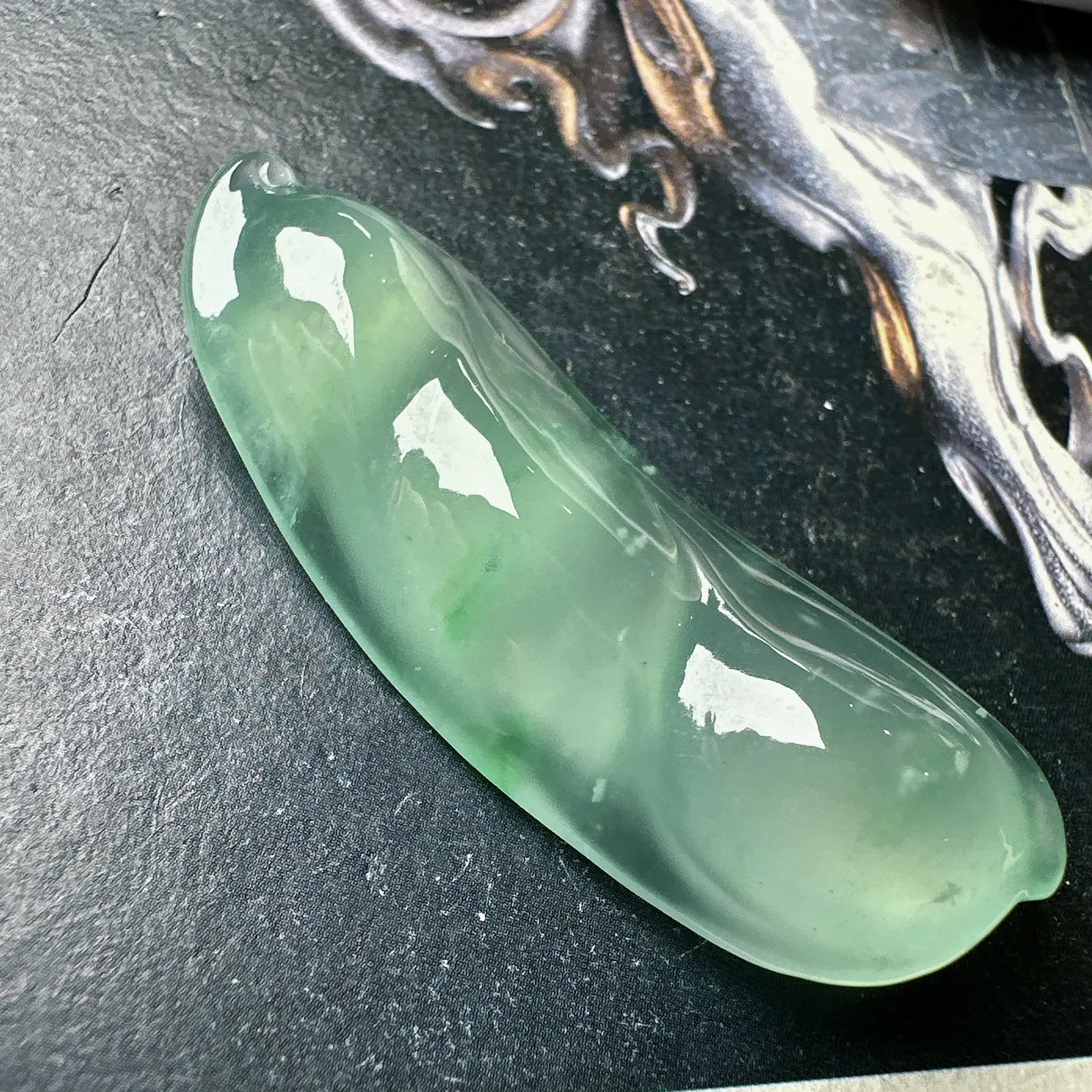 【玻璃飘绿大福豆】造型别致，饱满圆润，光泽度好，晶莹剔透，难得的精品。