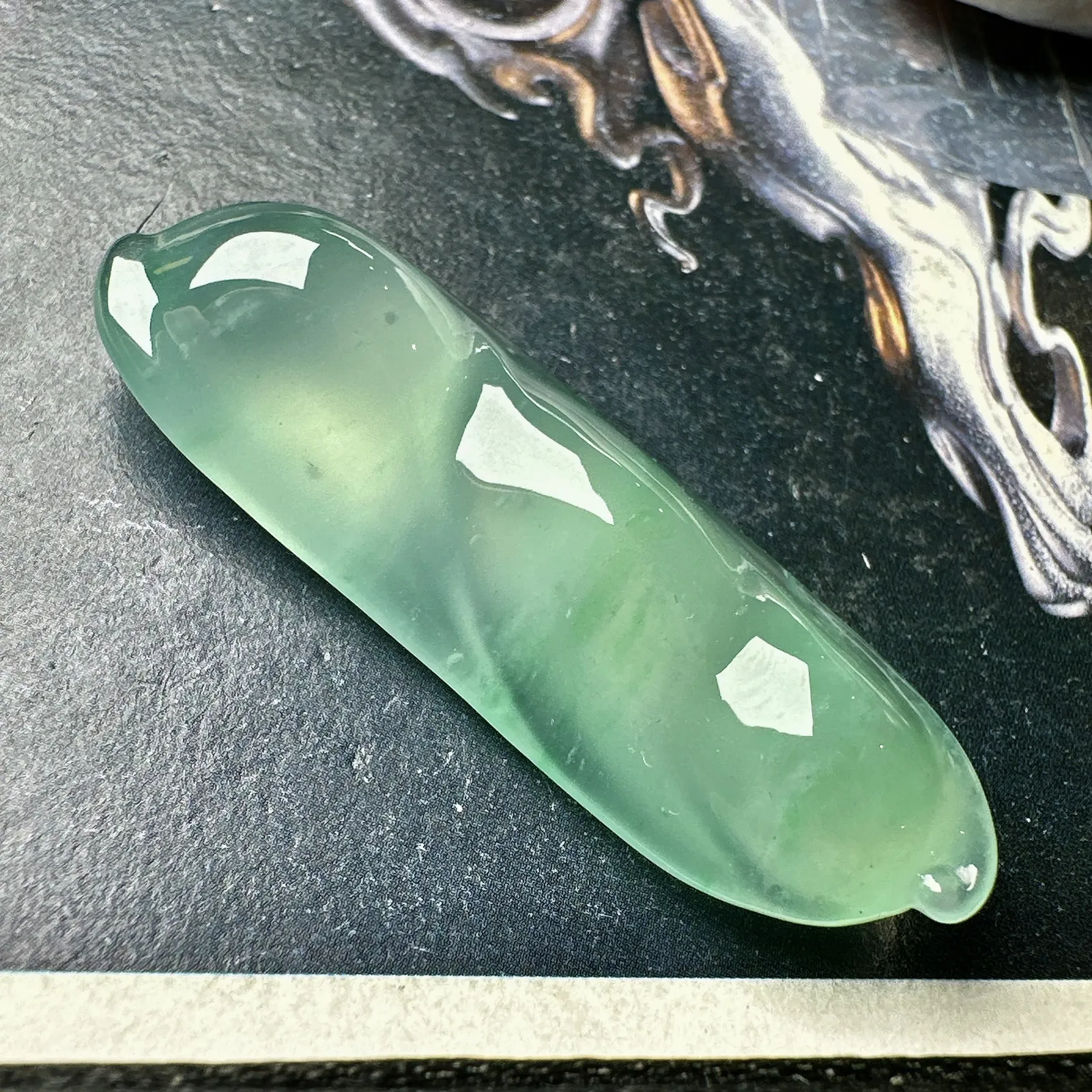 【玻璃飘绿大福豆】造型别致，饱满圆润，光泽度好，晶莹剔透，难得的精品。