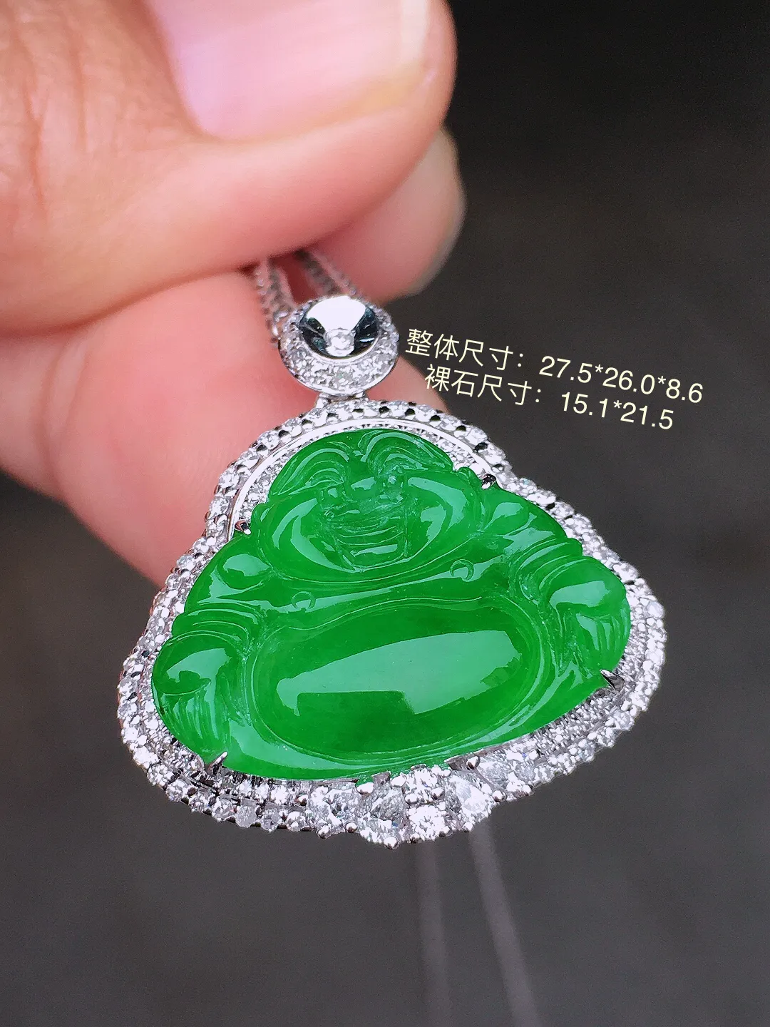 阳绿佛公吊坠，色泽均匀艳丽，玉质细腻，荧光感超
强，饱满水润，气质满满。18k
金豪华镶嵌