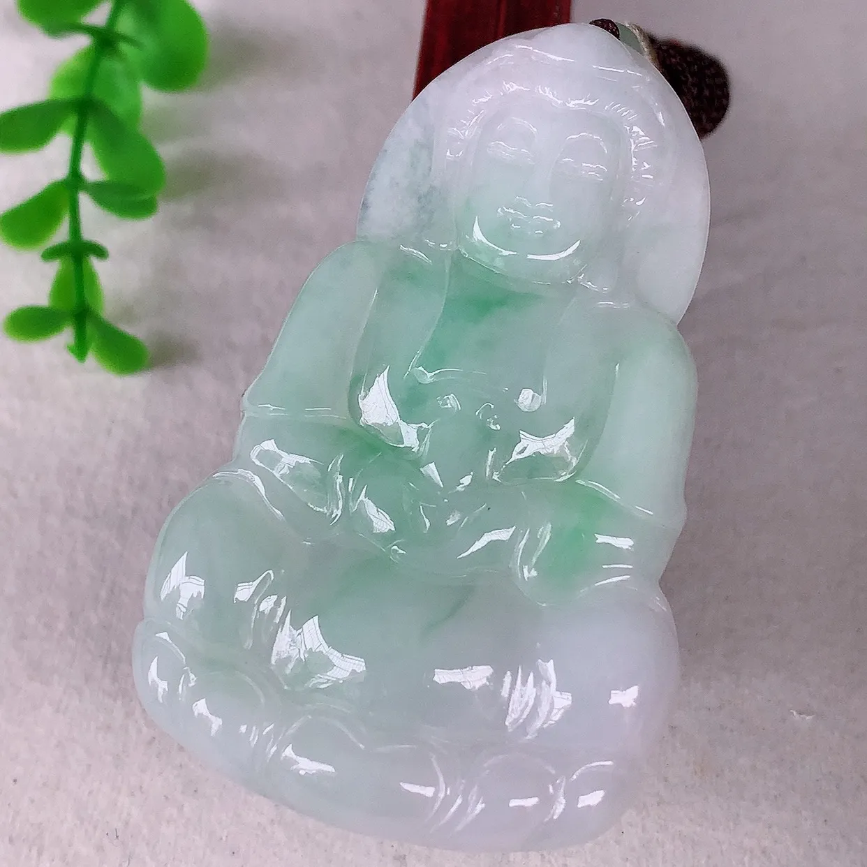 自然光实拍，大件冰糯种飘绿翡翠观音吊坠，赐福翡翠观音，翠色迷人，观音面相端庄，佩戴时尚出众！#46.24