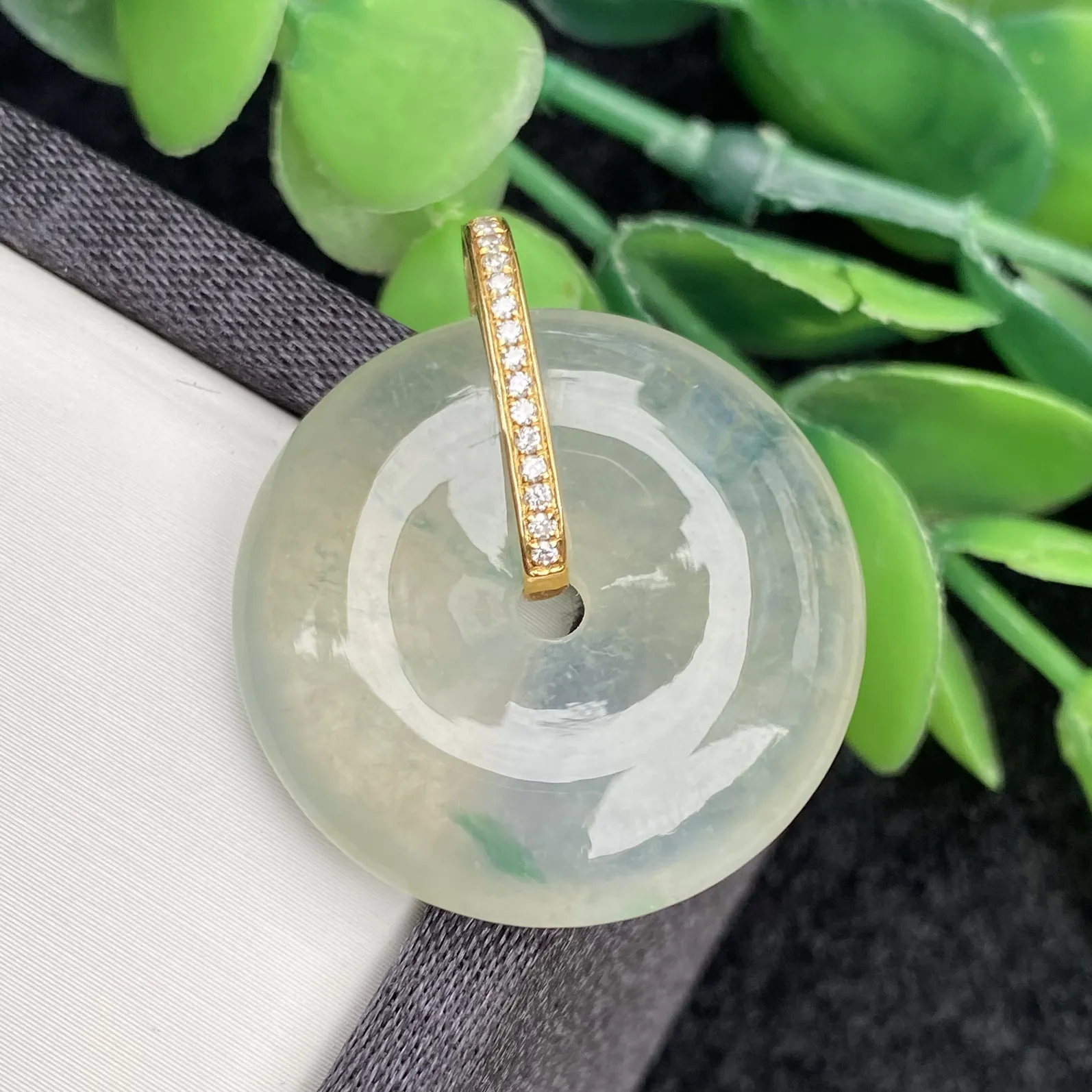 推荐【高冰黄飘花平安扣】天然高冰黄，朝冰透，飘绿花，细腻，品相超佳，29*25*5.8