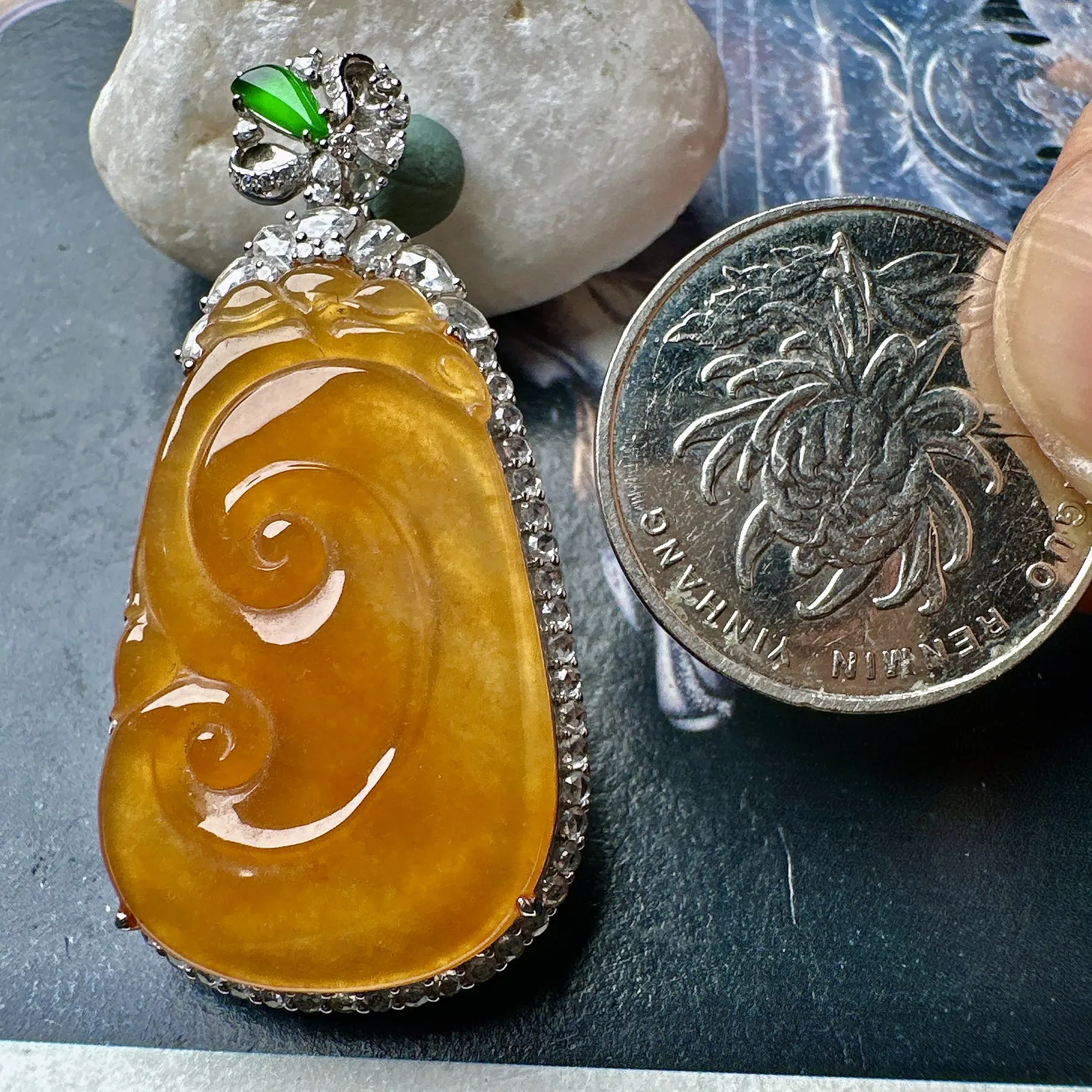 【冰种黄翡如意吊坠】种水很好，颜色漂亮，浓郁纯正，娇艳欲滴，上身佩戴效果上佳，冰润通透，晶莹闪亮，18K金钻镶嵌，裸石尺寸32.8*20.8*4毫米