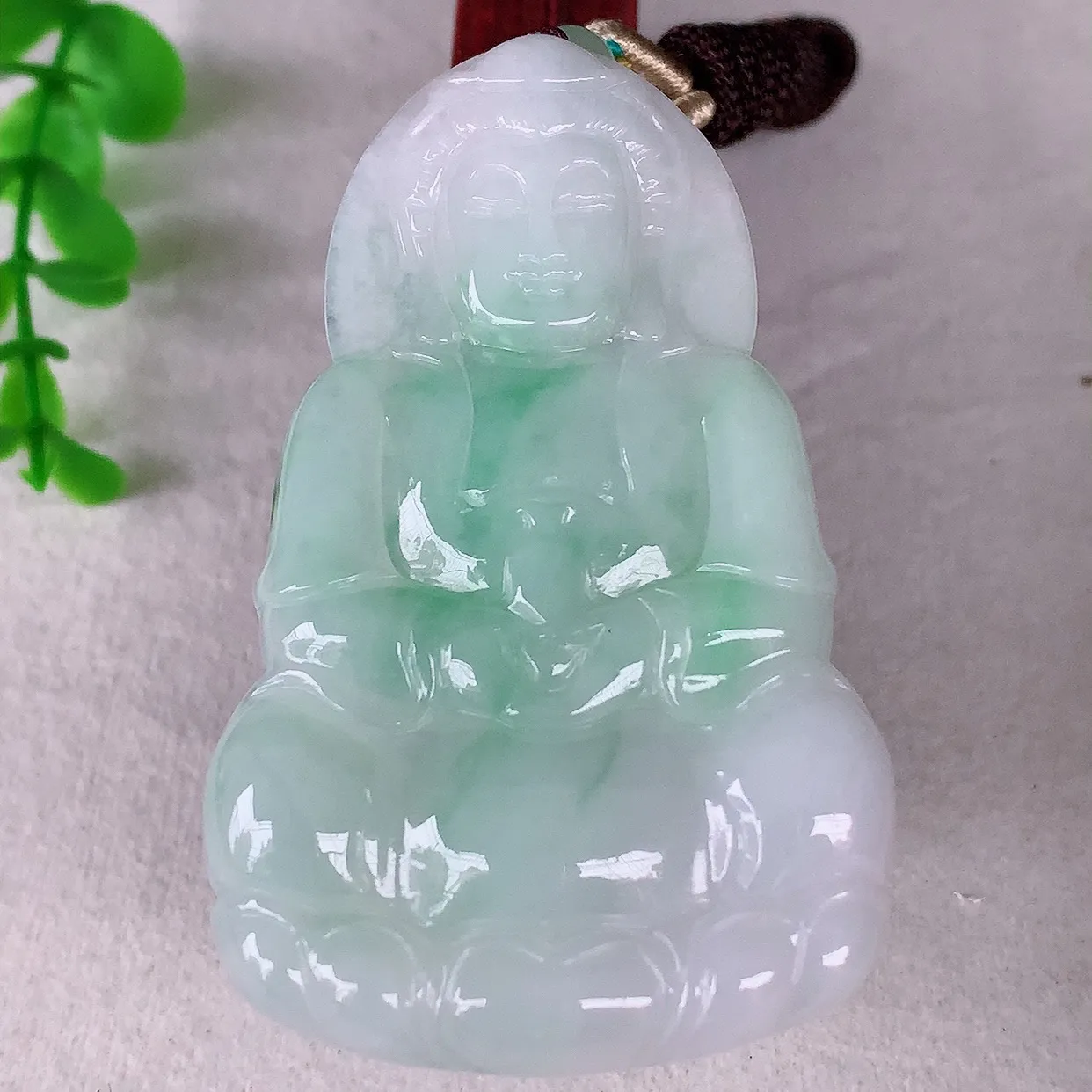 自然光实拍，大件冰糯种飘绿翡翠观音吊坠，赐福翡翠观音，翠色迷人，观音面相端庄，佩戴时尚出众！#46.24