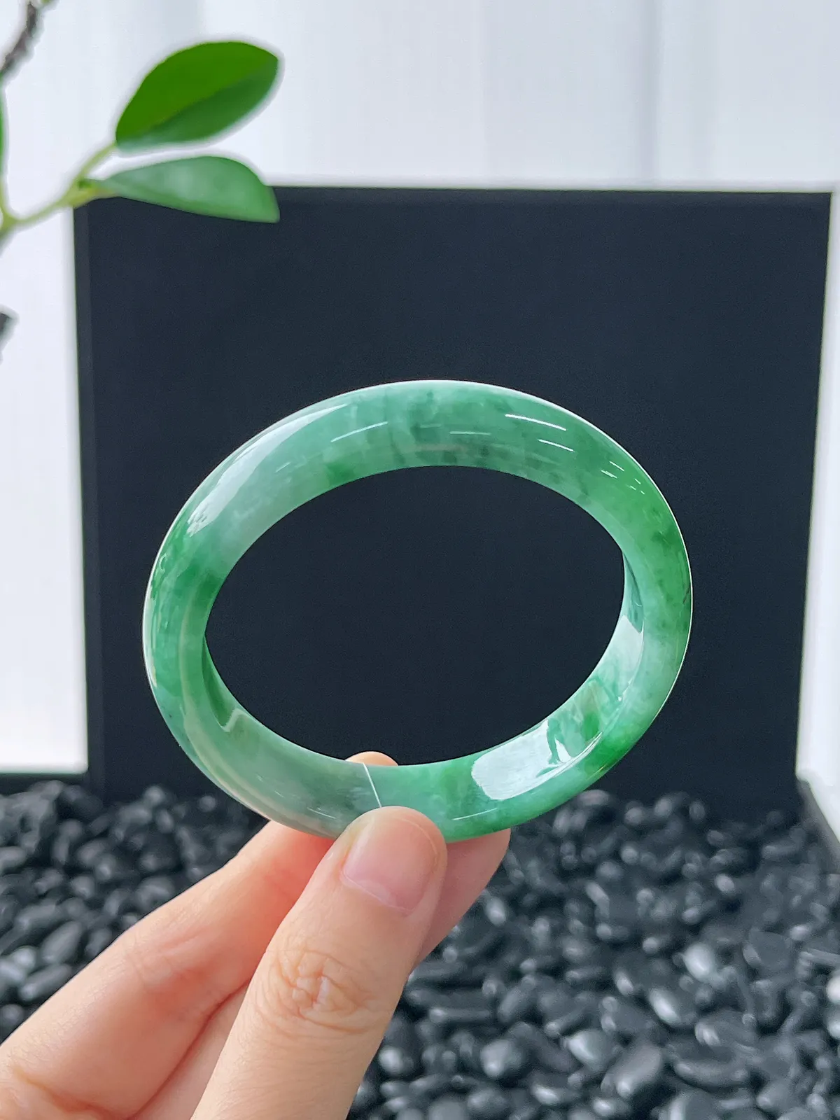 正圈53圈口，翡翠糯化种飘绿手镯