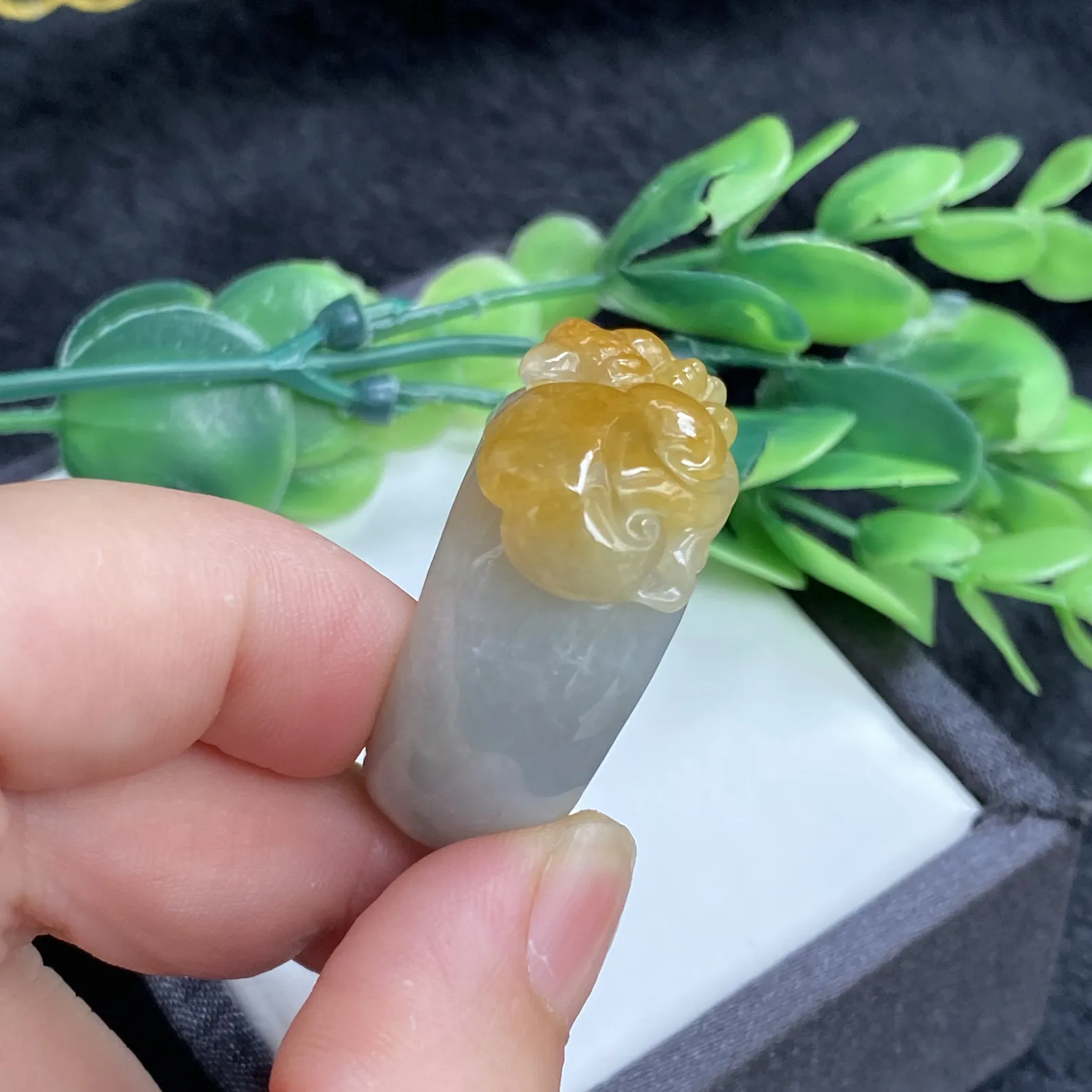推荐【26圈黄翡貔貅戒指】无纹裂，水润，细腻，总体尺寸35.6*33.5*16.2，戒圈厚度5.6