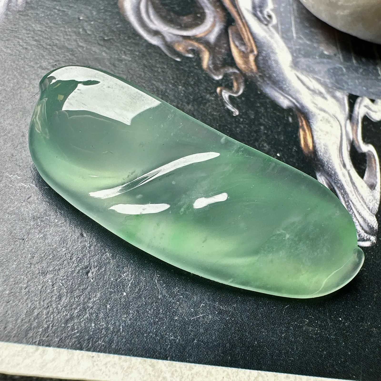 【玻璃飘绿大福豆】造型别致，饱满圆润，光泽度好，晶莹剔透，难得的精品。