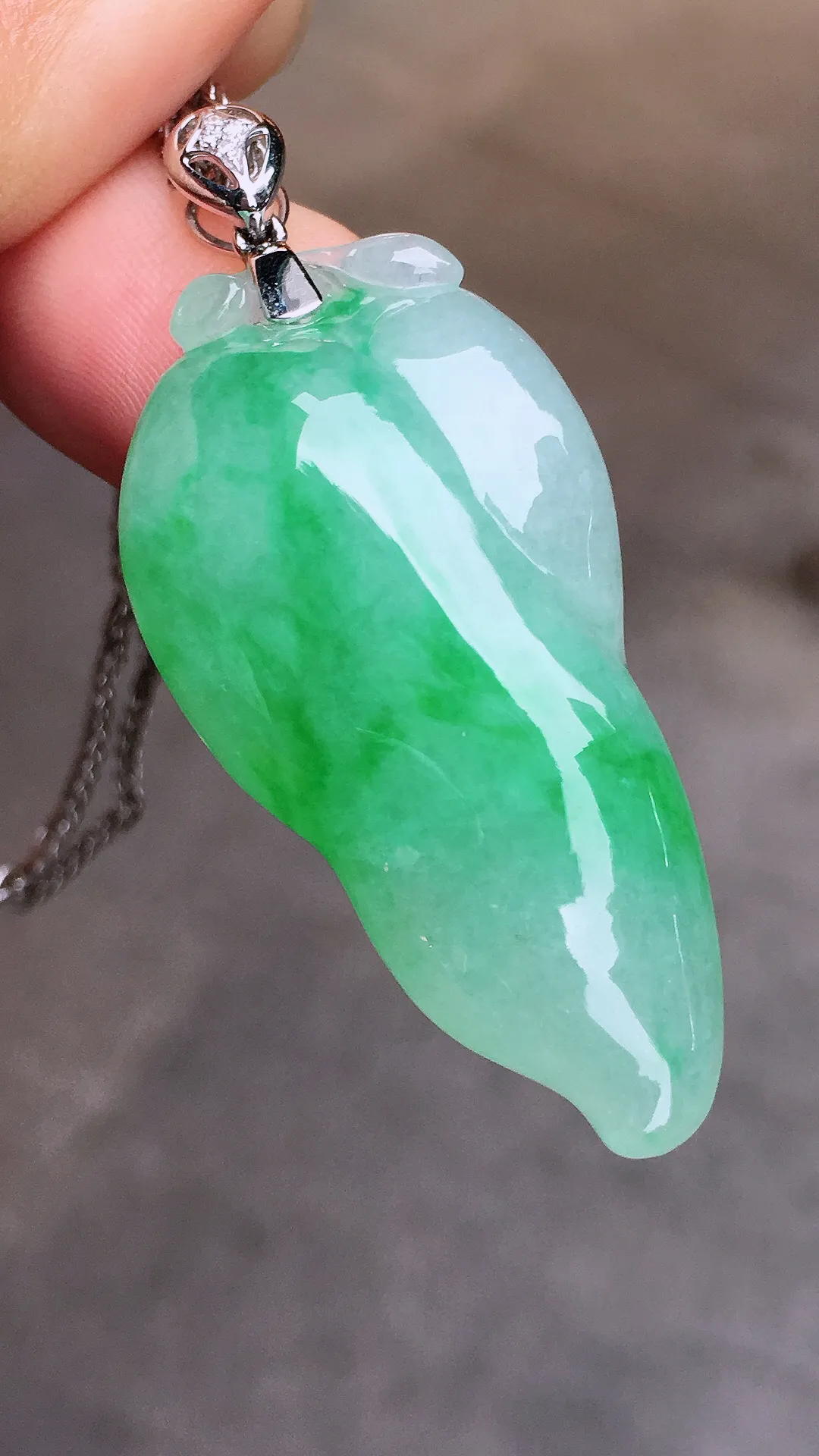 飘绿福瓜吊坠，色泽艳丽，玉质细腻，荧光感超
强，饱满水润，气质满满。18k
金豪华镶嵌