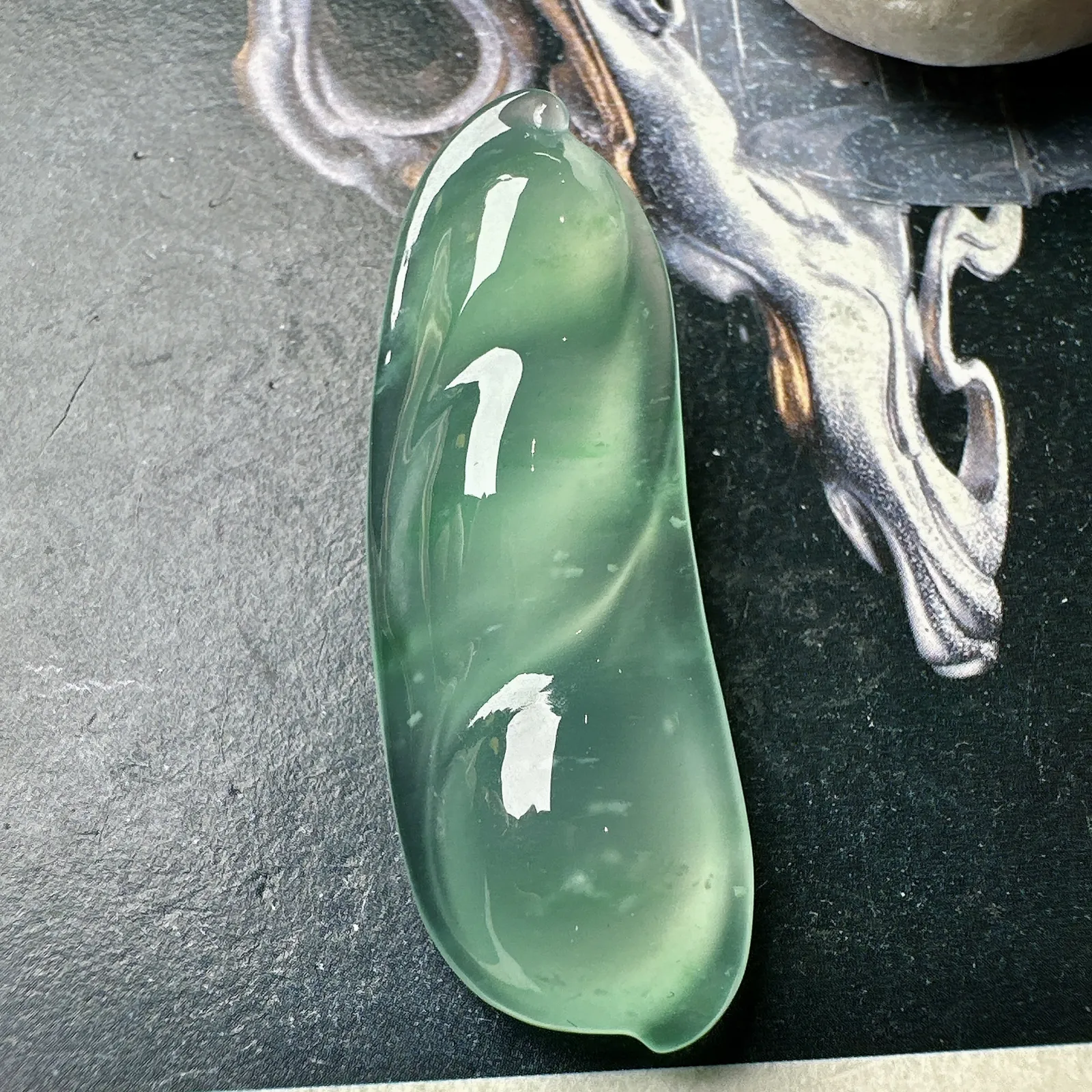 【玻璃飘绿大福豆】造型别致，饱满圆润，光泽度好，晶莹剔透，难得的精品。