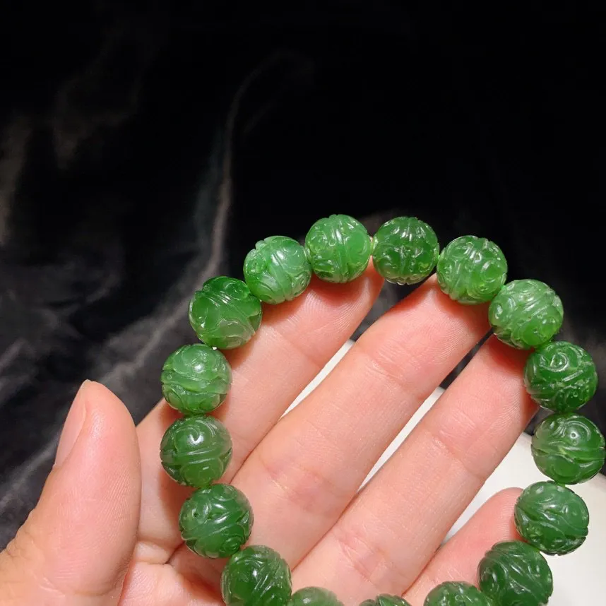 和田玉菠菜绿俄罗斯碧玉手串。单颗尺寸12重46克。玉质细腻油润。手推出油。佩戴高端典雅。lt250524