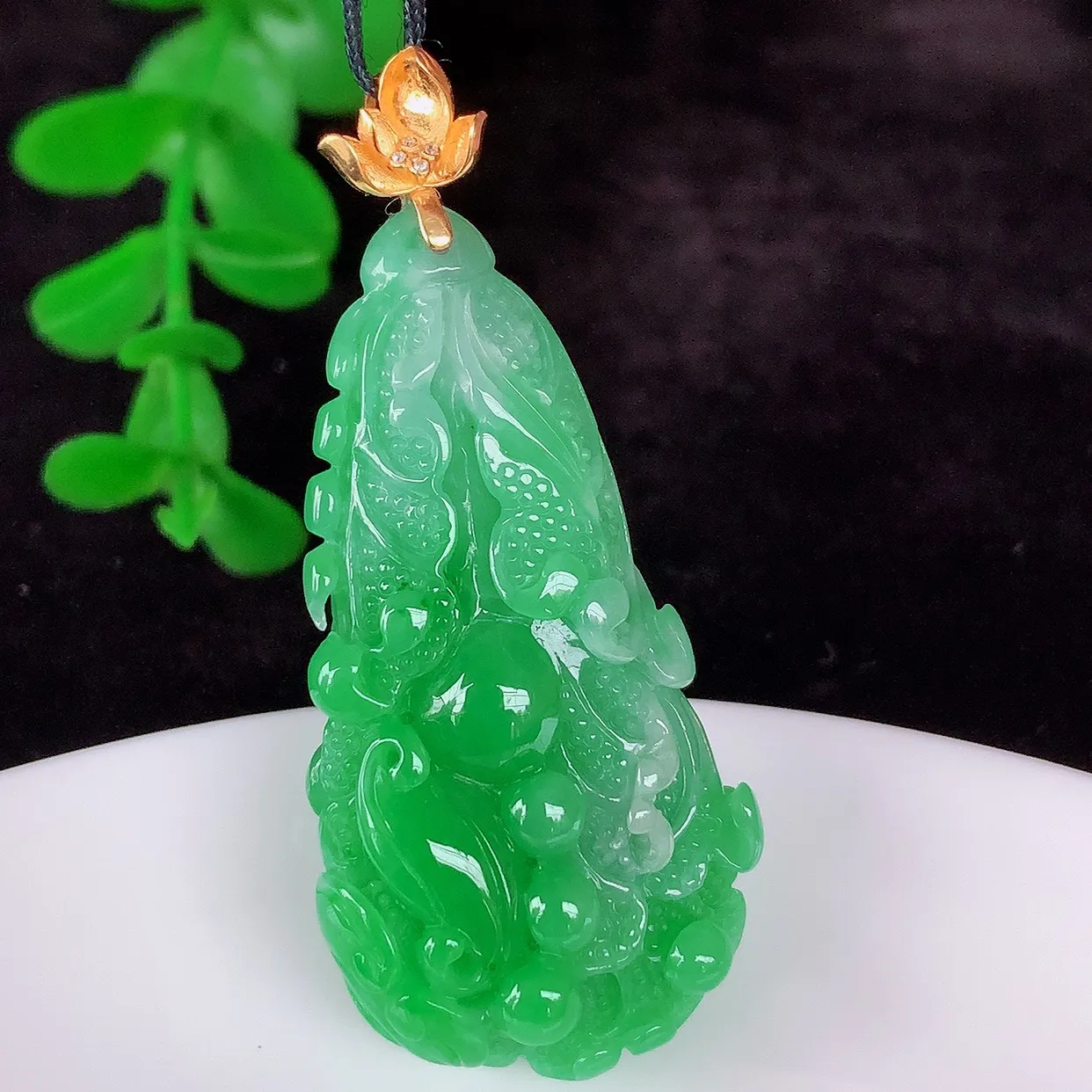 自然光实拍，18K金镶嵌冰润冰糯种飘阳绿翡翠招百财白菜吊坠，百财聚来，财源滚滚，色泽鲜艳，精工水润的白菜，性价比高！#1.24整体46.8*裸石39.5*20.8*10