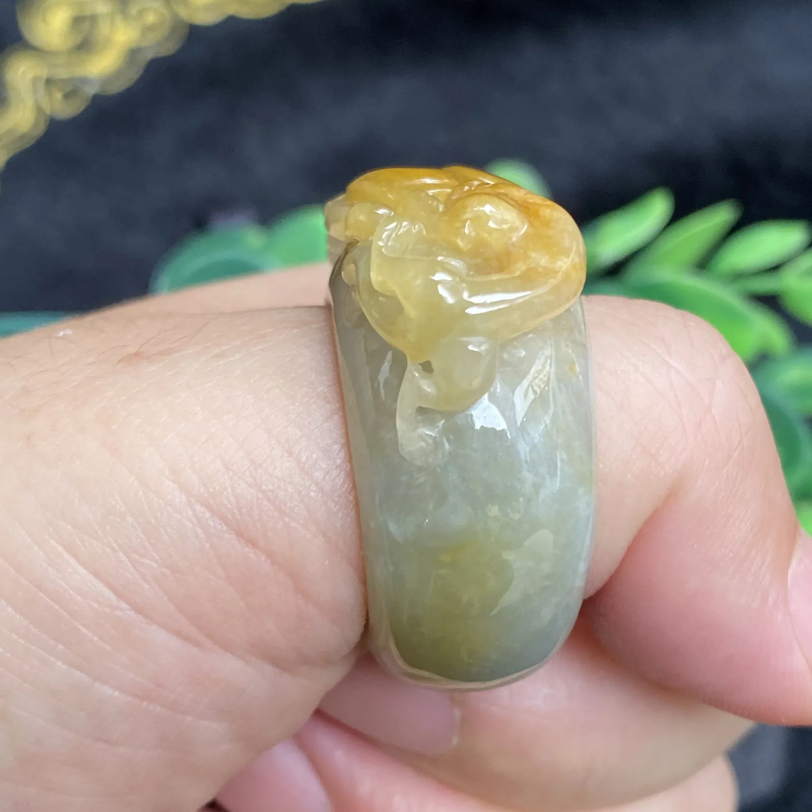 推荐【26圈黄翡貔貅戒指】无纹裂，水润，细腻，总体尺寸35.6*33.5*16.2，戒圈厚度5.6