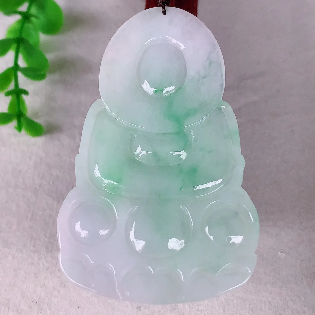 自然光实拍，大件冰糯种飘绿翡翠观音吊坠，赐福翡翠观音，翠色迷人，观音面相端庄，佩戴时尚出众！#46.24